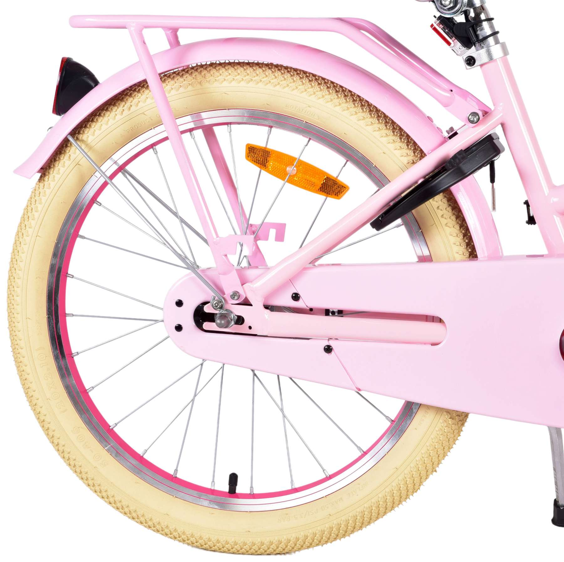 Hinterrad eines rosa Fahrrads mit Gepäckträger, orangefarbenem Reflektor und beigem Reifen.