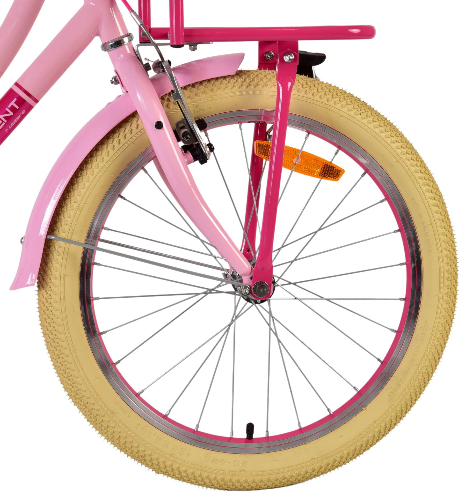 Rosa Fahrradrad mit beigem Reifen, rosa Schutzblech und Reflektor. Weißer Hintergrund.