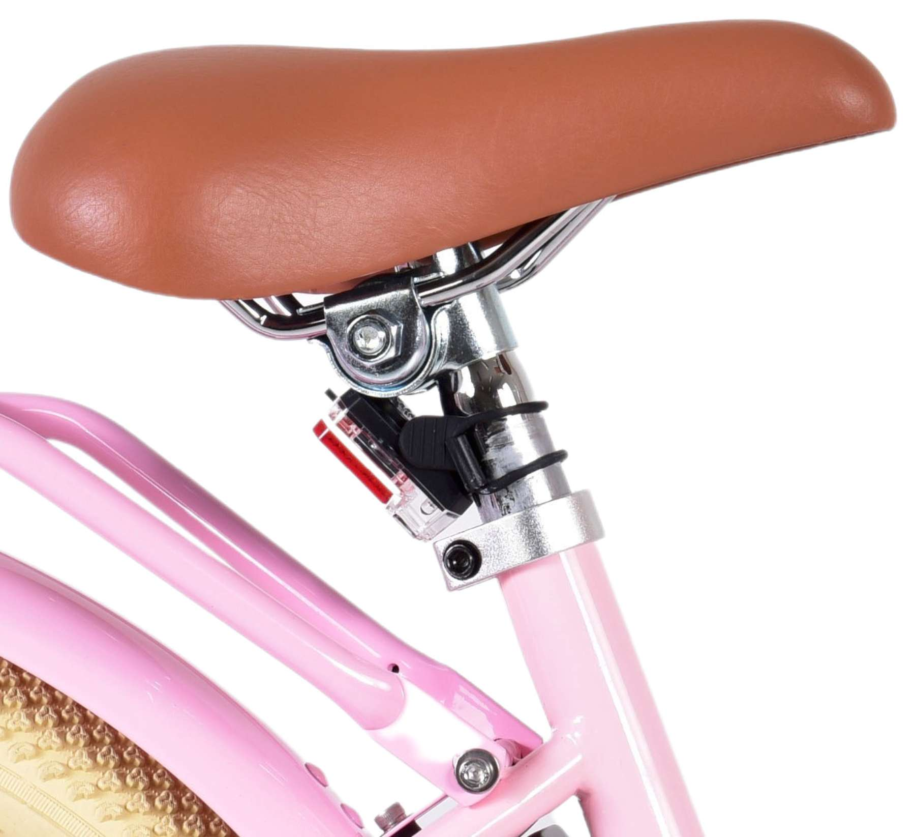 Ein rosa Fahrradsitz mit braunem Leder. Ein rotes Licht ist befestigt. Weißer Hintergrund.