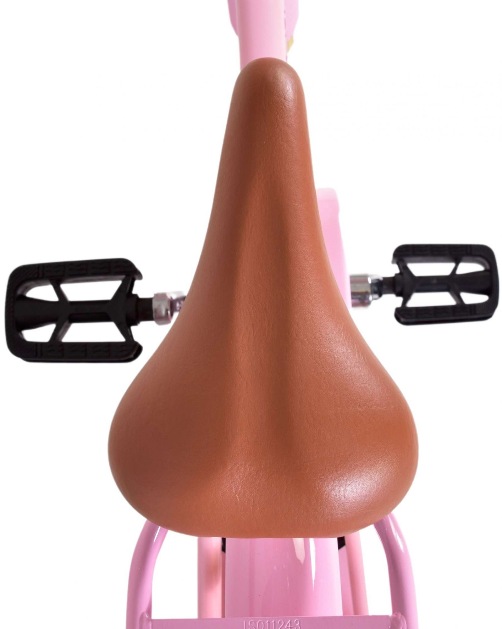 Pinker Fahrradsattel mit Pedalen, Nahaufnahme auf Weiß.