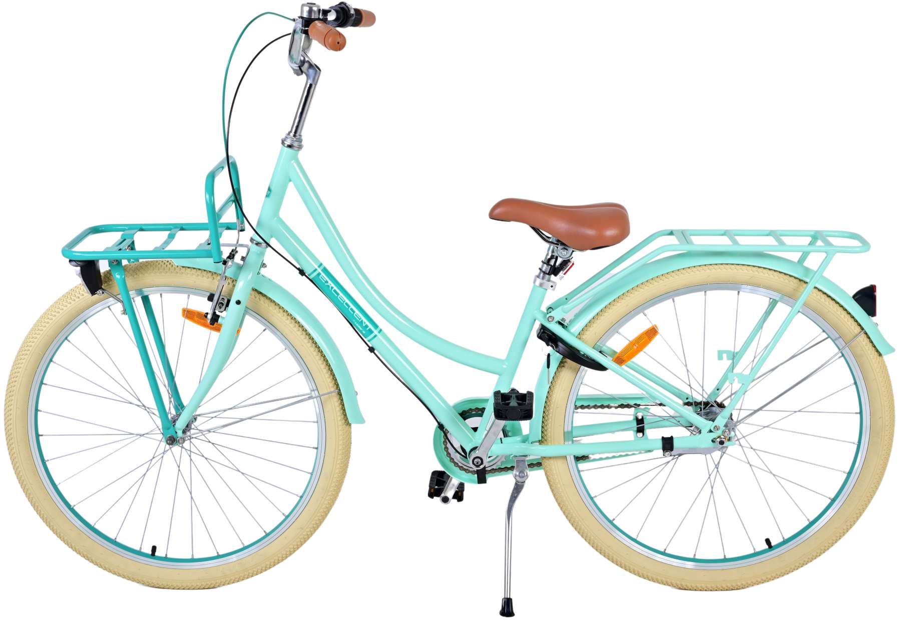 Minzgrünes Fahrrad mit beigen Reifen, braunem Sitz und Korb. Weißer Hintergrund.