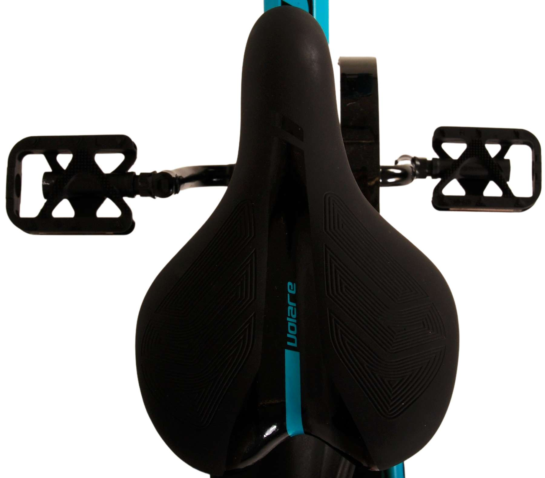 Schwarzer Fahrradsattel, blauer Streifen. Schwarze Pedale. Weißer Hintergrund.