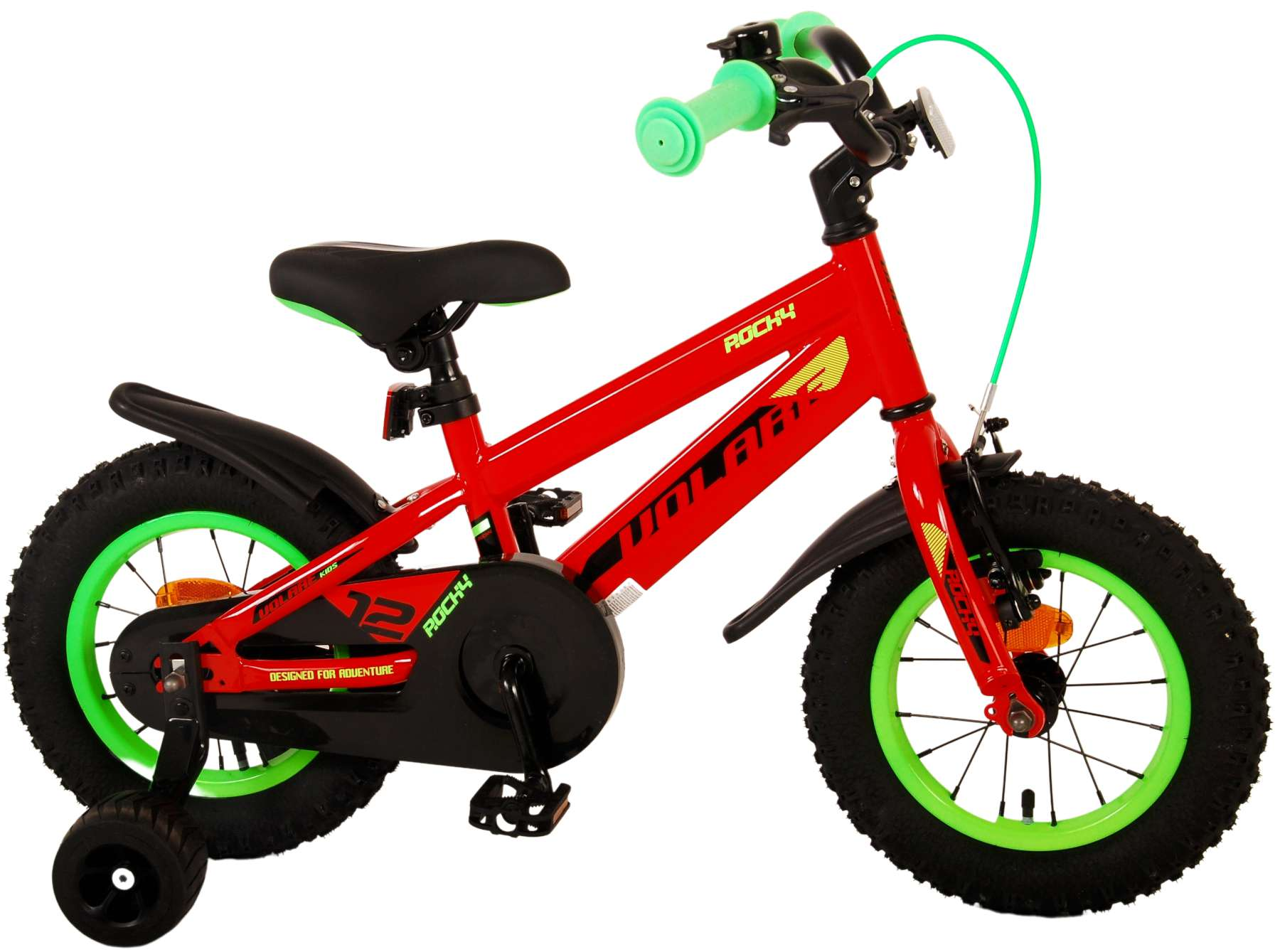 Rotes und grünes Kinderfahrrad. Es hat Stützräder, einen vorderen Korb und grüne Akzente.