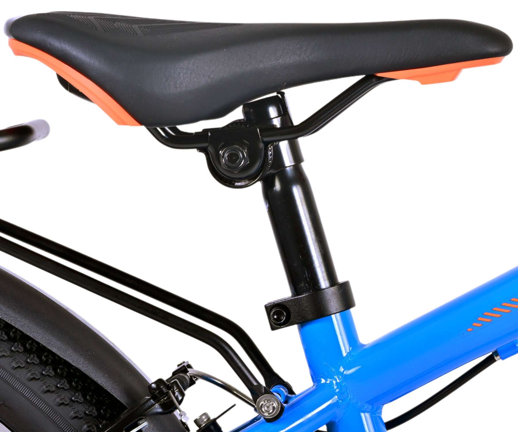Fahrradsattel, schwarz mit orangefarbenem Rand, schwarze Halterung. Blauer Fahrradrahmen. Weißer Hintergrund.