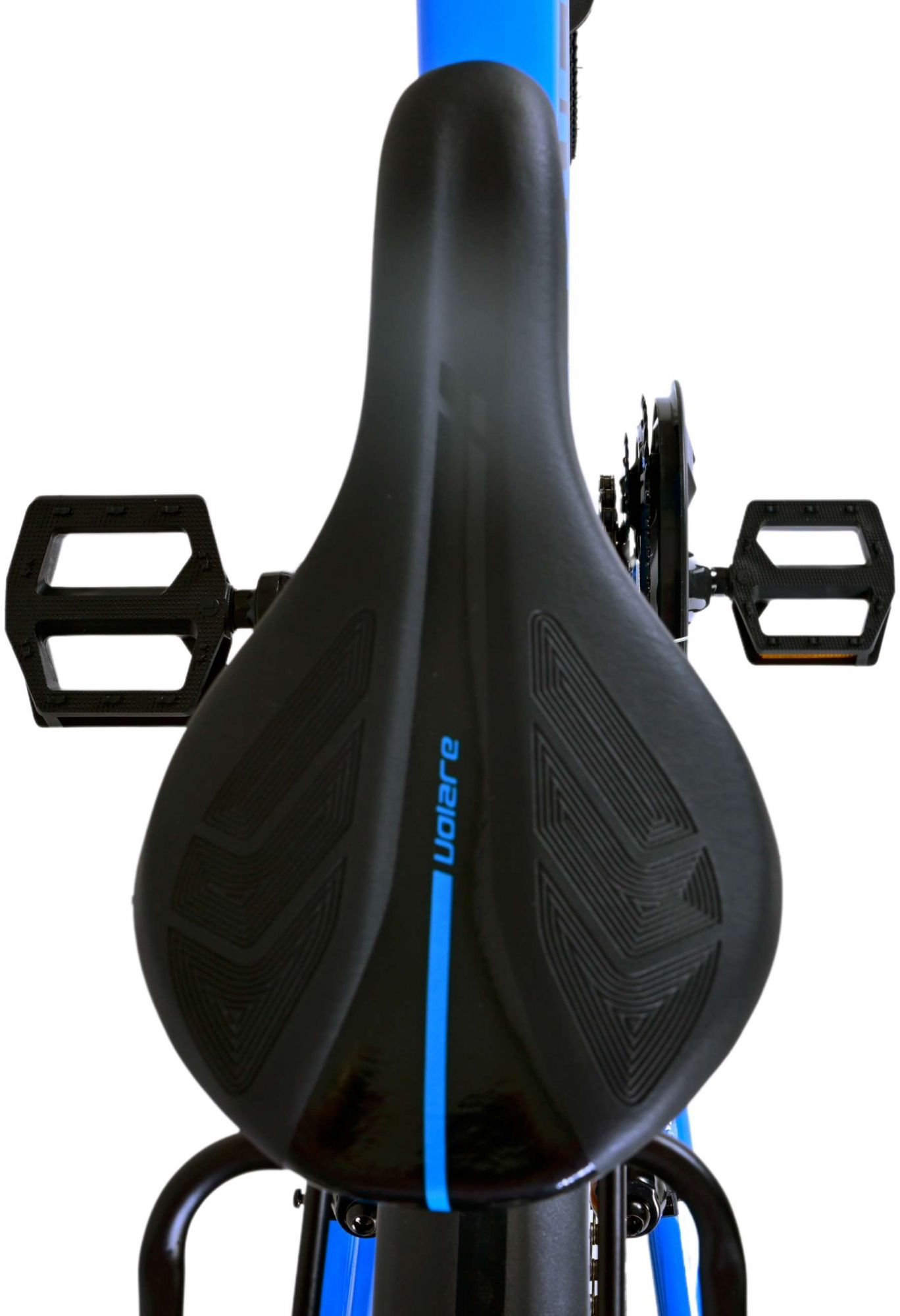 Blaues Fahrrad, Sitzansicht. Schwarzer Sitz mit blauen Streifen. Schwarze Pedale und Rahmen.