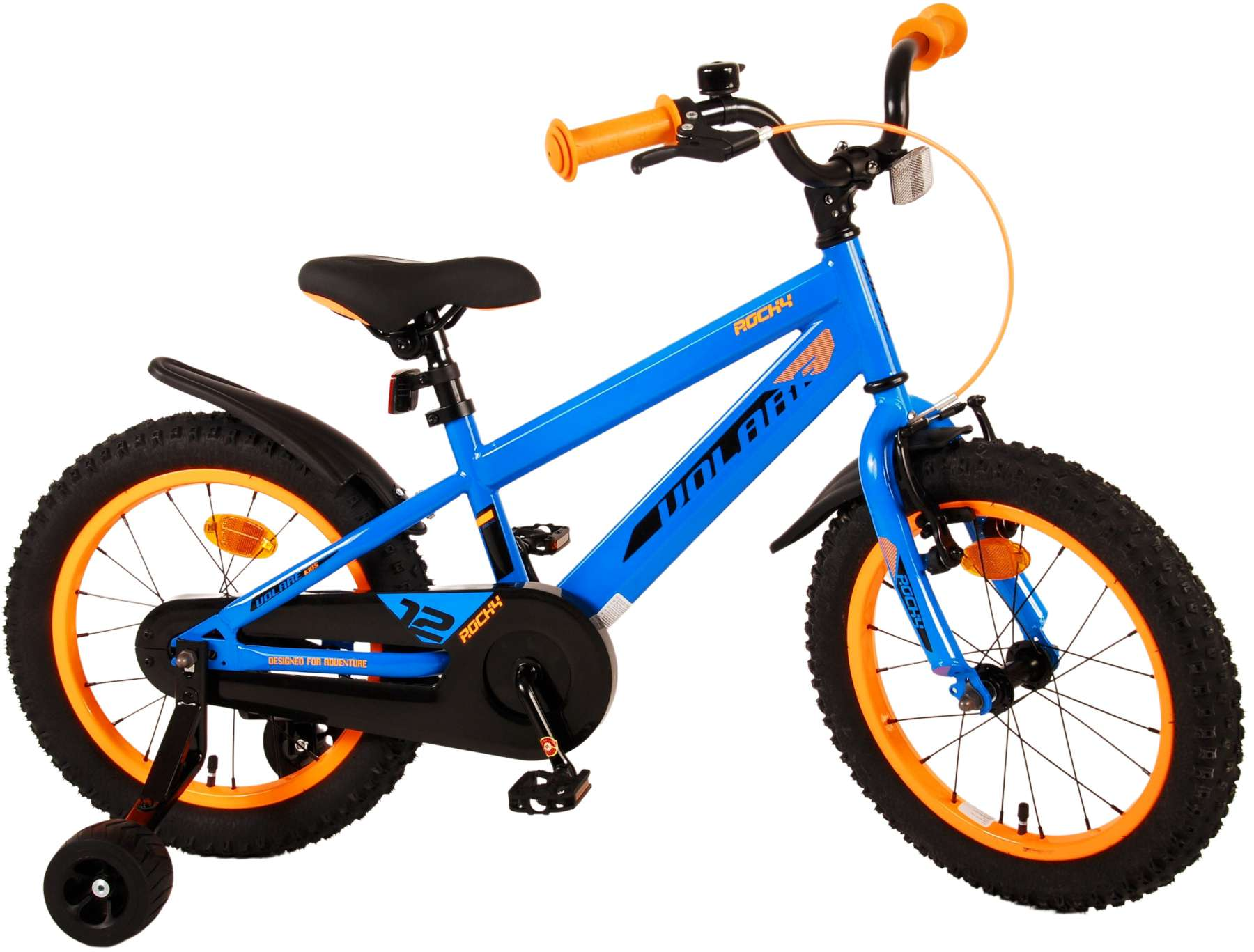 Blaues Kinderfahrrad mit orangen Reifen, schwarzen Kotflügeln und Stützrädern, auf weißem Hintergrund.
