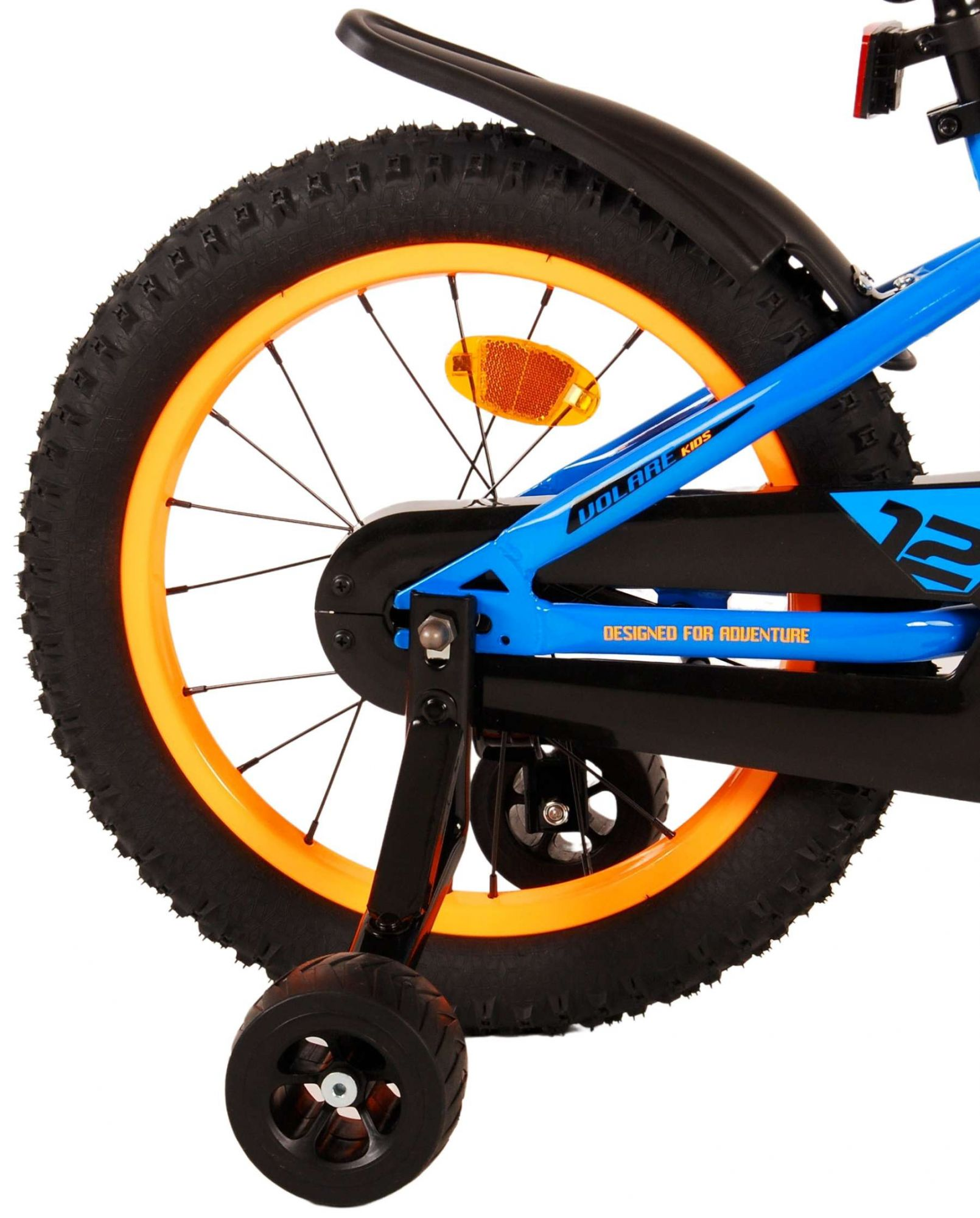 Blaues und schwarzes Kinderfahrrad-Hinterrad-Detail. Oranger Felgenrand, Stützräder. Weißer Hintergrund.