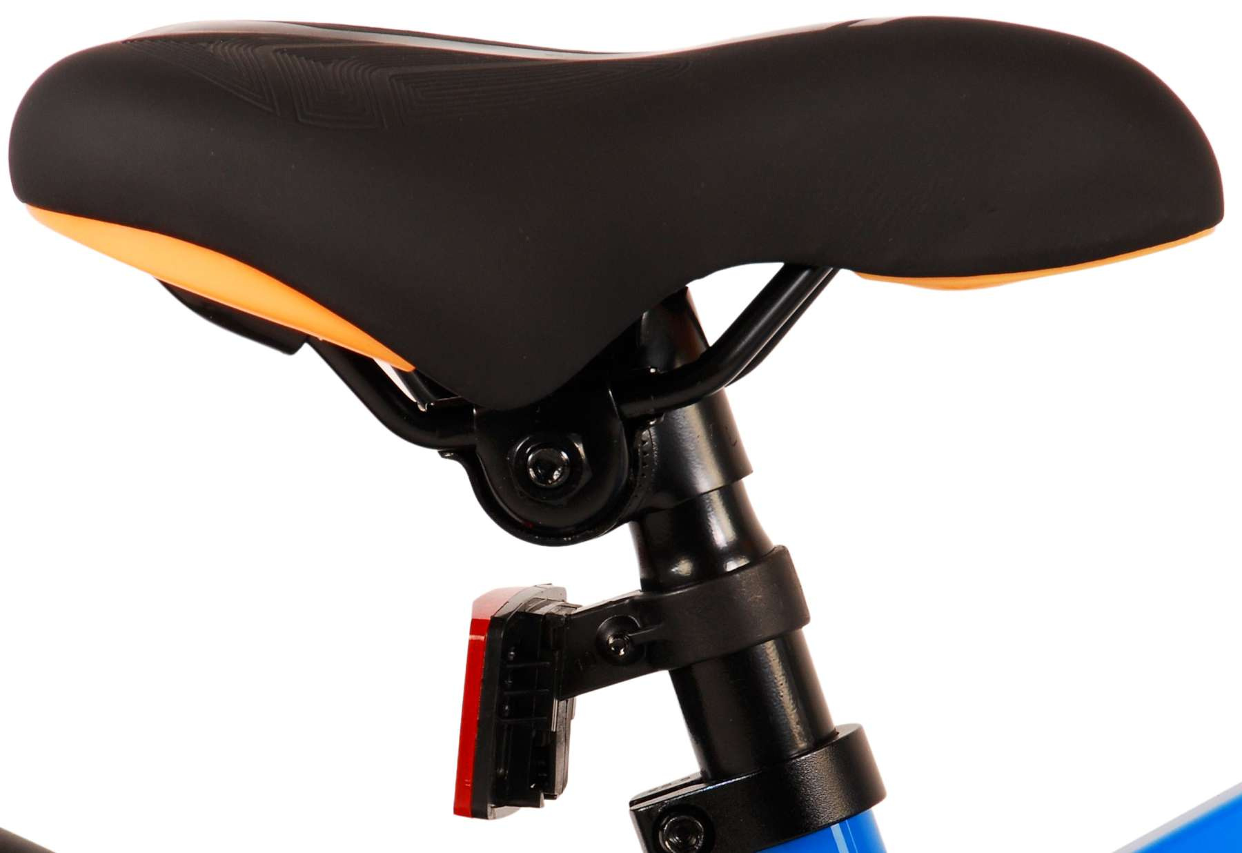 Schwarzer Fahrradsattel mit orangen Seiten. Der Sattel ist an einem blauen Fahrradrahmen befestigt. Roter Reflektor.