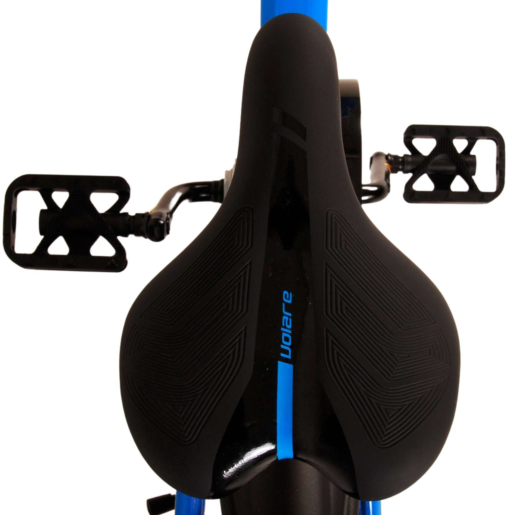 Ein schwarzer Fahrradsitz mit Volare-Branding, blauen Akzenten und schwarzen Pedalen.