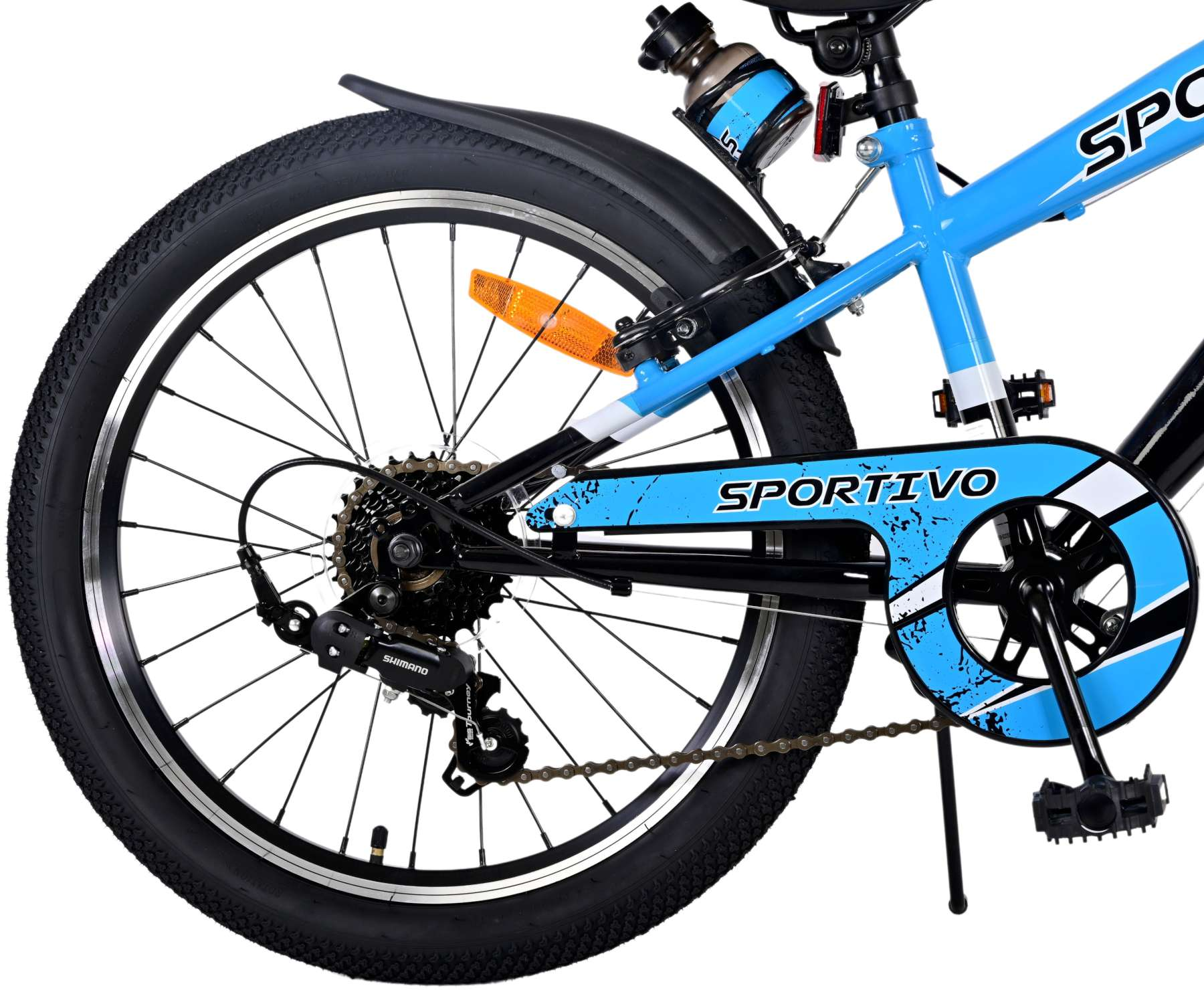Blaues und schwarzes Fahrrad. Hinterrad, Flaschenhalter. Weißer Hintergrund.