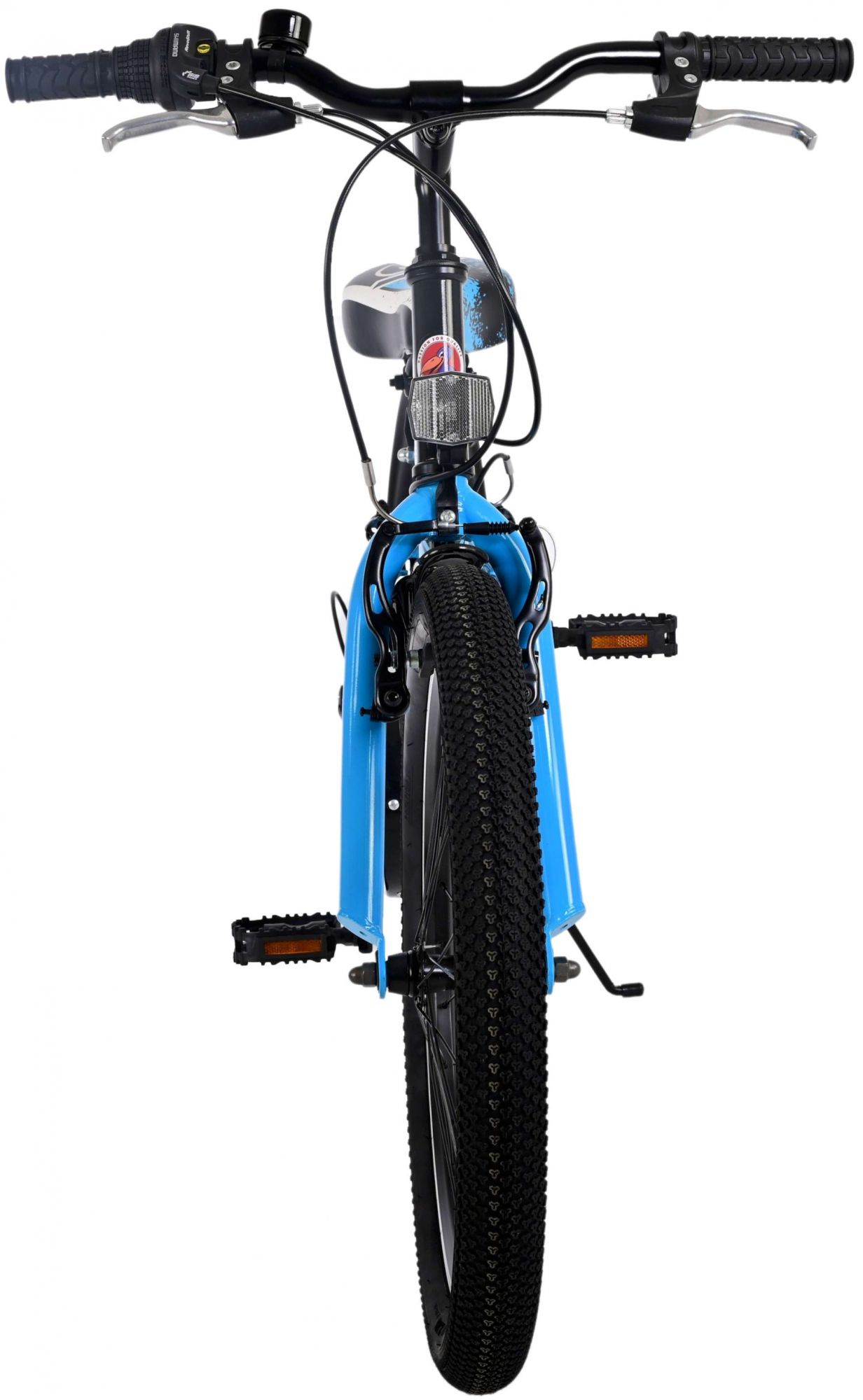 Kinderfahrrad mit blauen Akzenten. Schwarze Reifen und Rahmen. Stützräder sind nicht sichtbar. Vorderansicht.