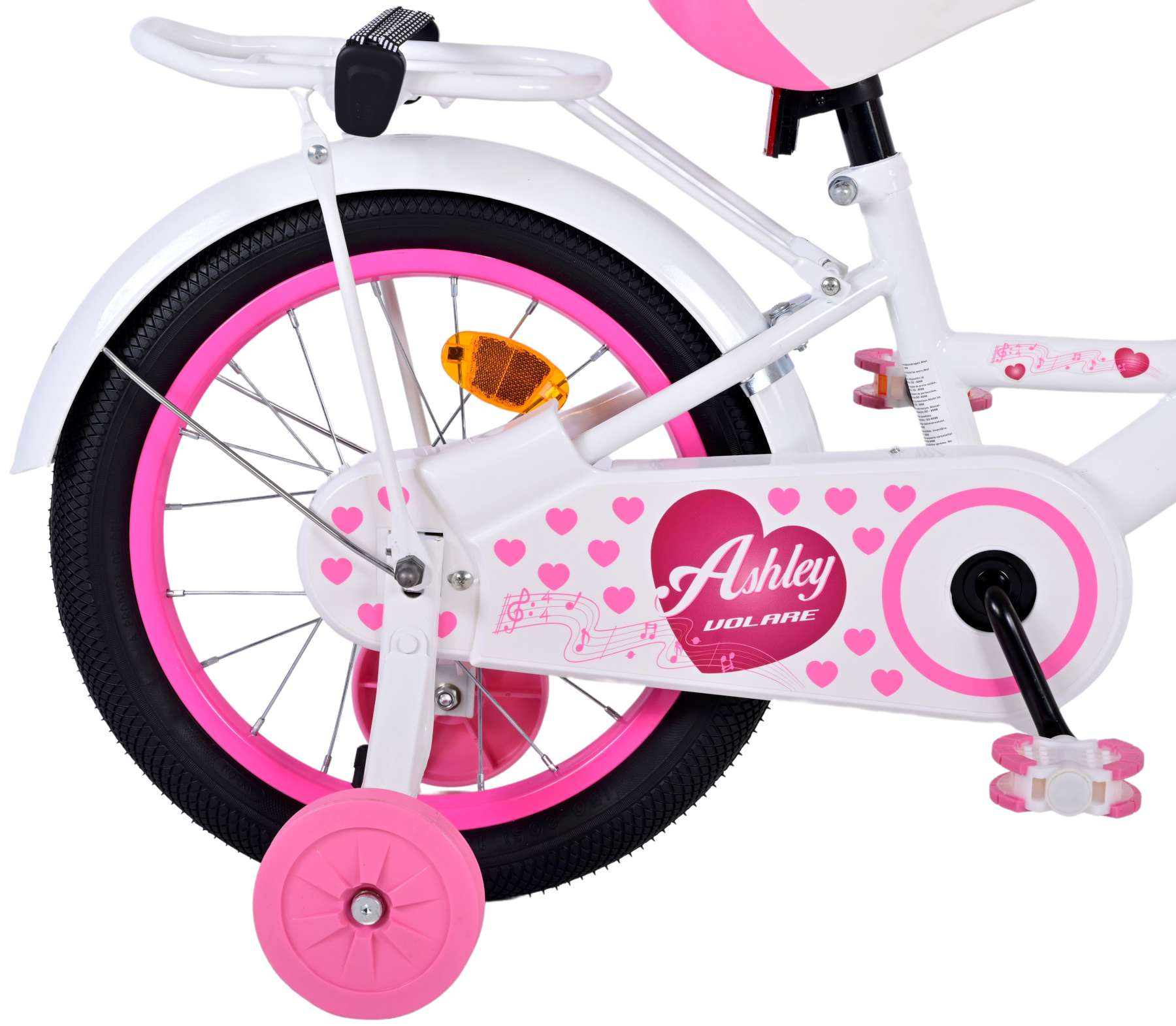 Nahaufnahme des Hinterrads eines rosa und weißen Kinderfahrrads mit Stützrädern.