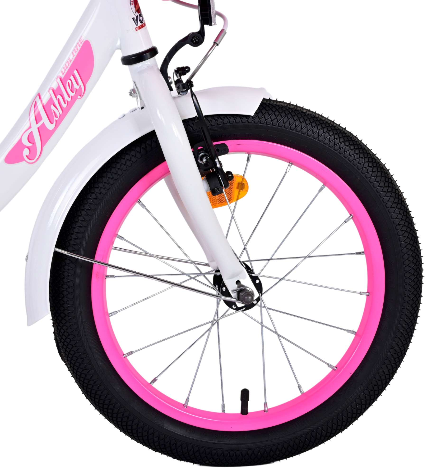 Nahaufnahme eines weißen Fahrradrads. Der Reifen ist schwarz mit rosa Felge und rosa Akzenten am Fahrrad.