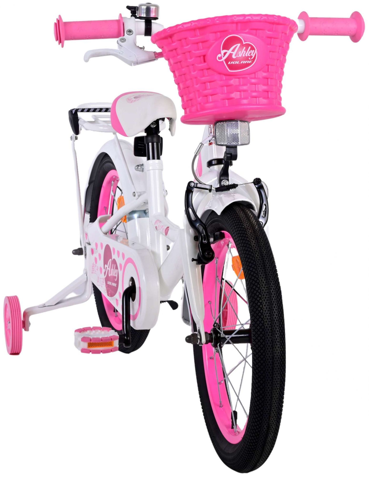 Ein weißes und rosa Kinderfahrrad mit Korb. Ansicht von vorne, leicht angewinkelt.