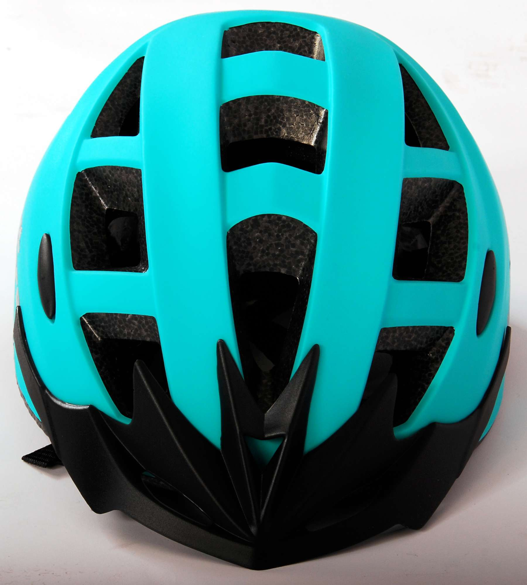Draufsicht auf einen türkisblauen Fahrradhelm mit schwarzen Belüftungsöffnungen und Visier. Weißer Hintergrund.