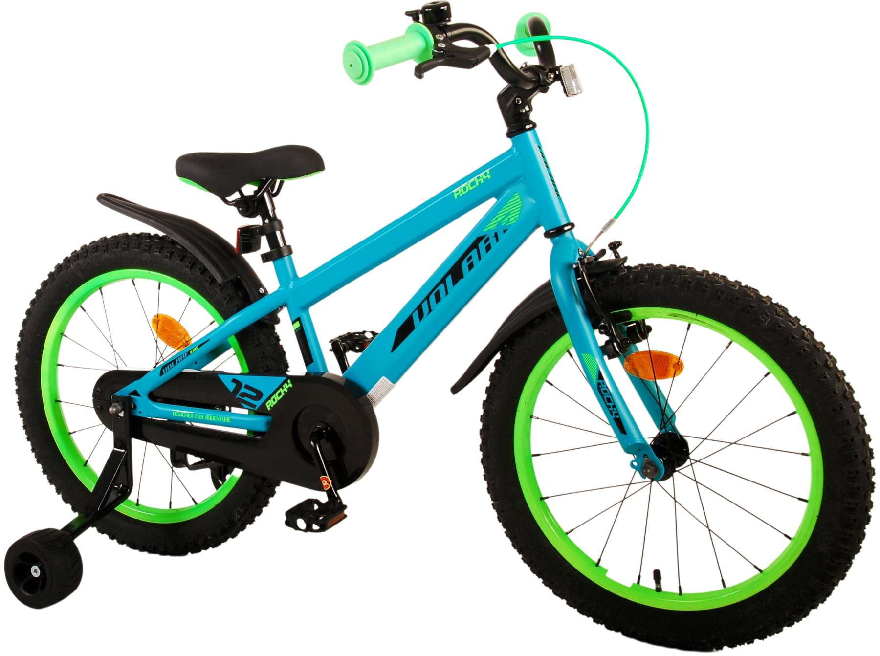 Blaues Fahrrad mit grünen Akzenten, Stützrädern und schwarzen Reifen. Weißer Hintergrund.