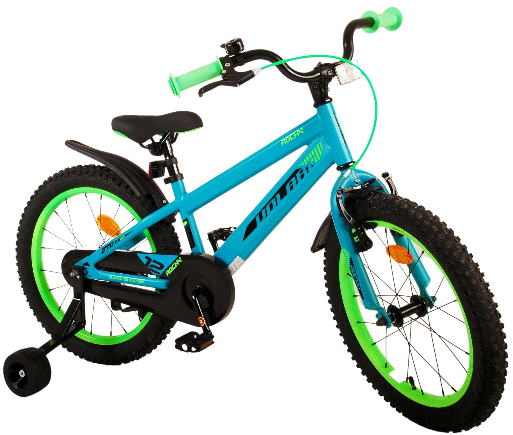 Blaues Fahrrad mit grünen Reifen und Lenker. Schwarze Stützräder. Schutzbleche.