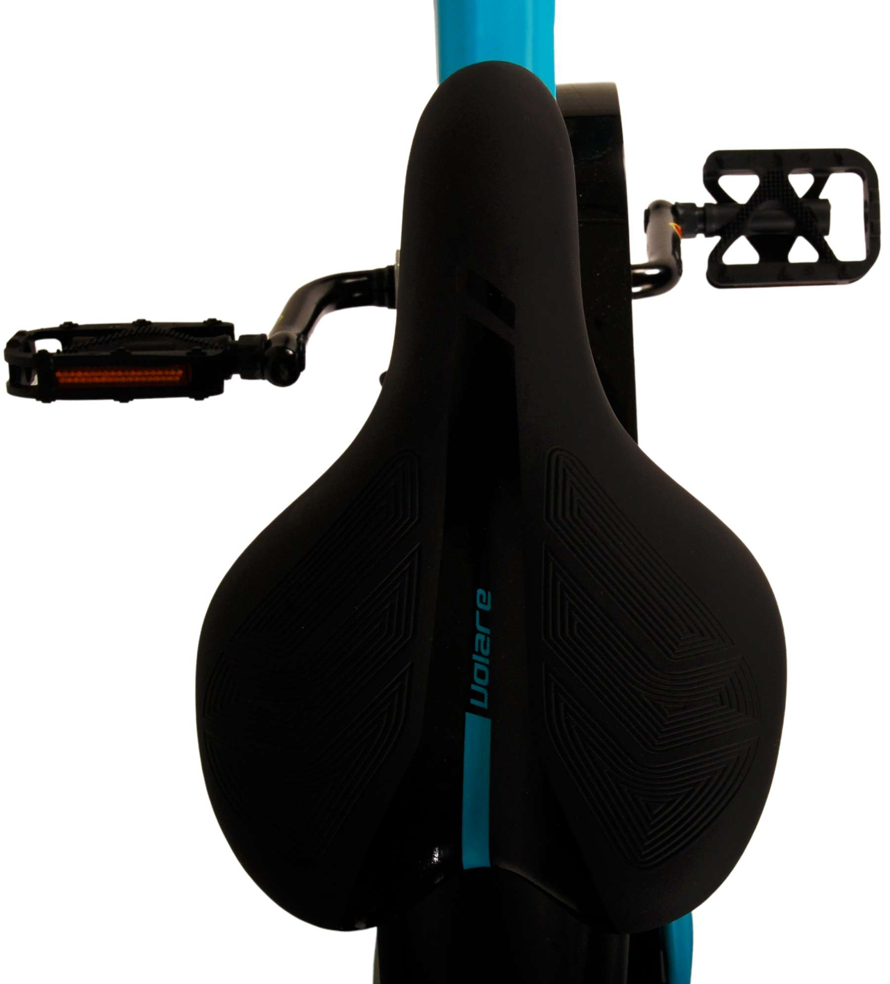 Nahaufnahme eines schwarzen Fahrradsitzes mit blauem Streifen und Pedalen.