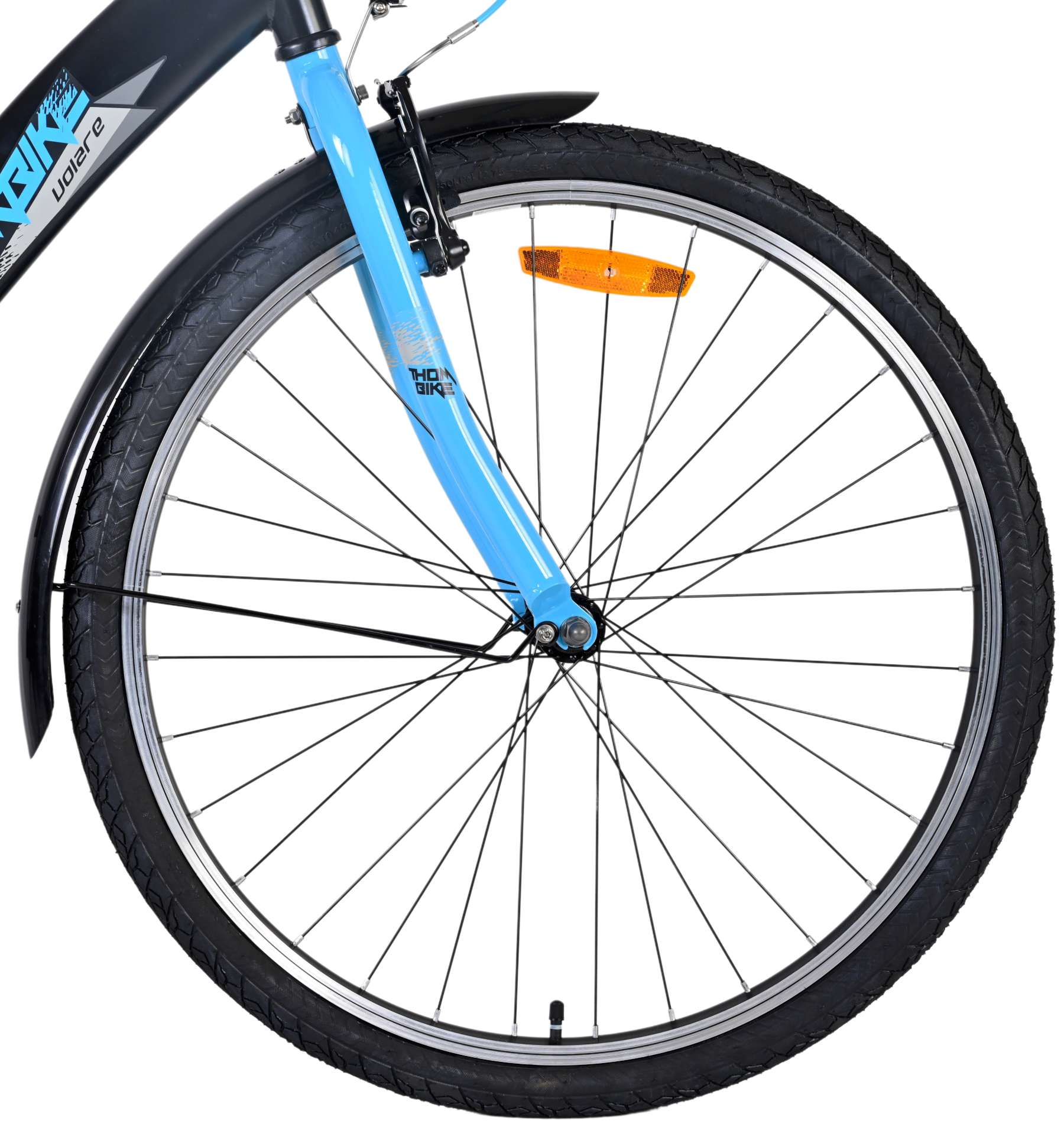 Fahrradrad mit blauer Gabel und schwarzem Reifen. Das Rad hat einen Reflektor.