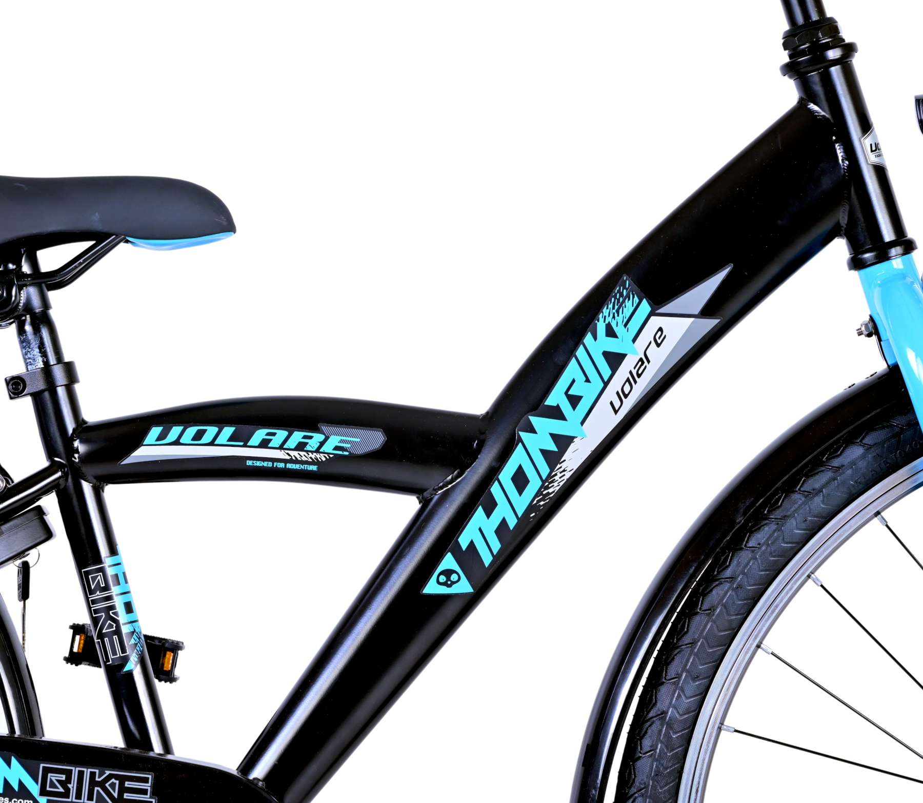 Schwarzer und blauer Fahrradrahmen mit 'VOLARE'- und 'THOM BIKE'-Logos. Vorderrad sichtbar.