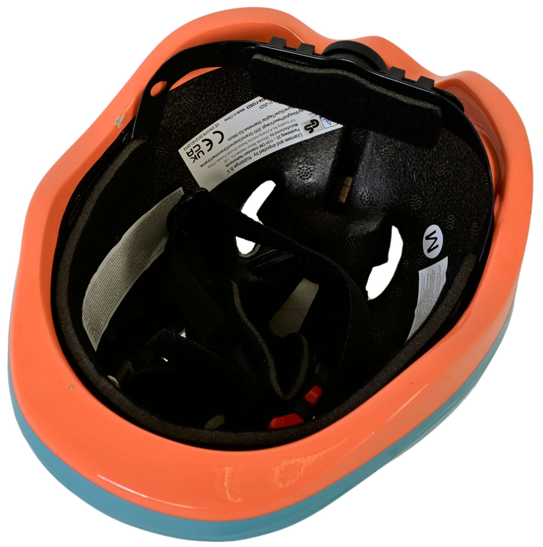 Orange-blauer Helm-Innenraum. Schwarze Polsterung und Riemen. Weißer Hintergrund.