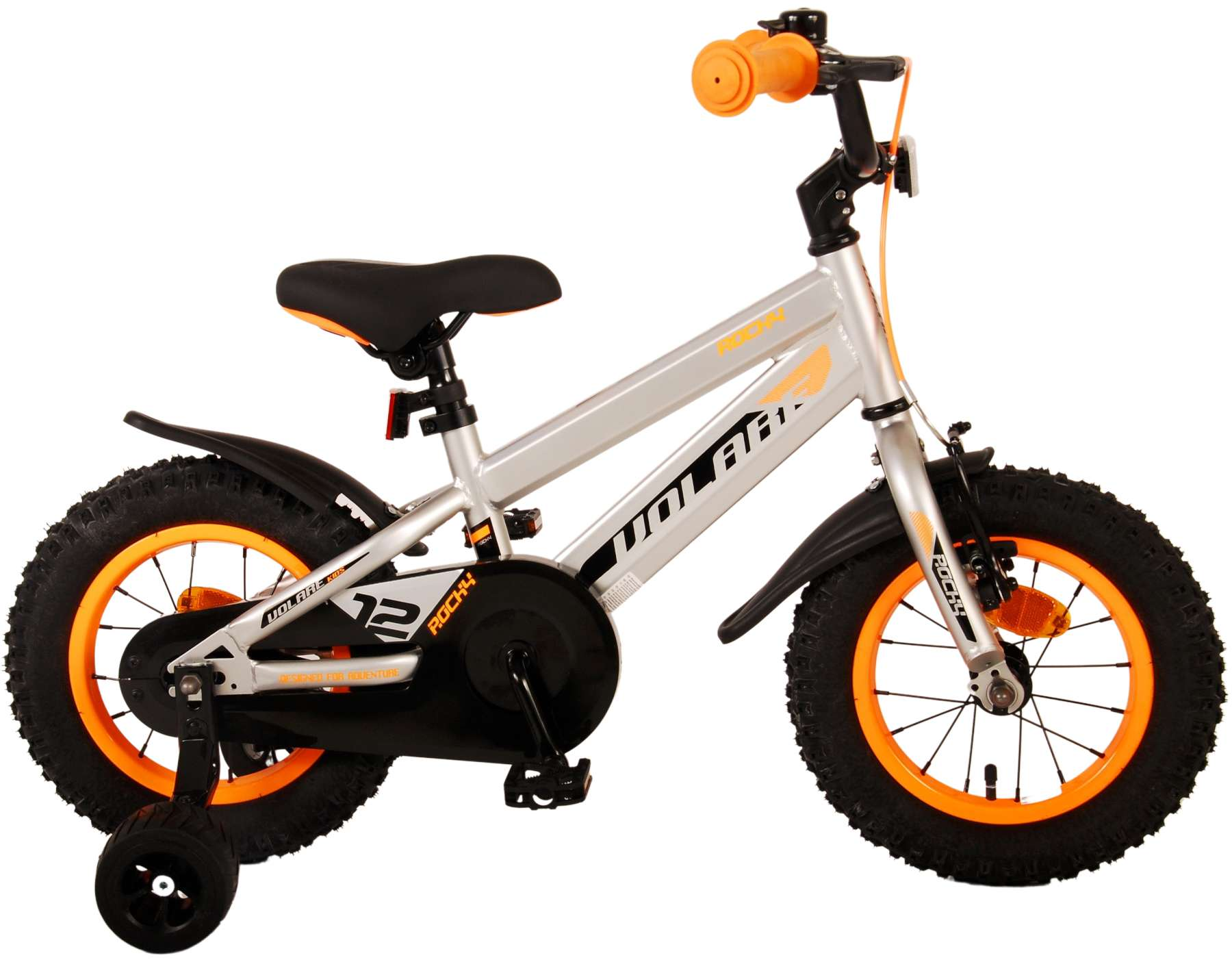 Silbernes und oranges Kinderfahrrad mit Stützrädern, schwarzen Reifen und orangefarbenen Akzenten.
