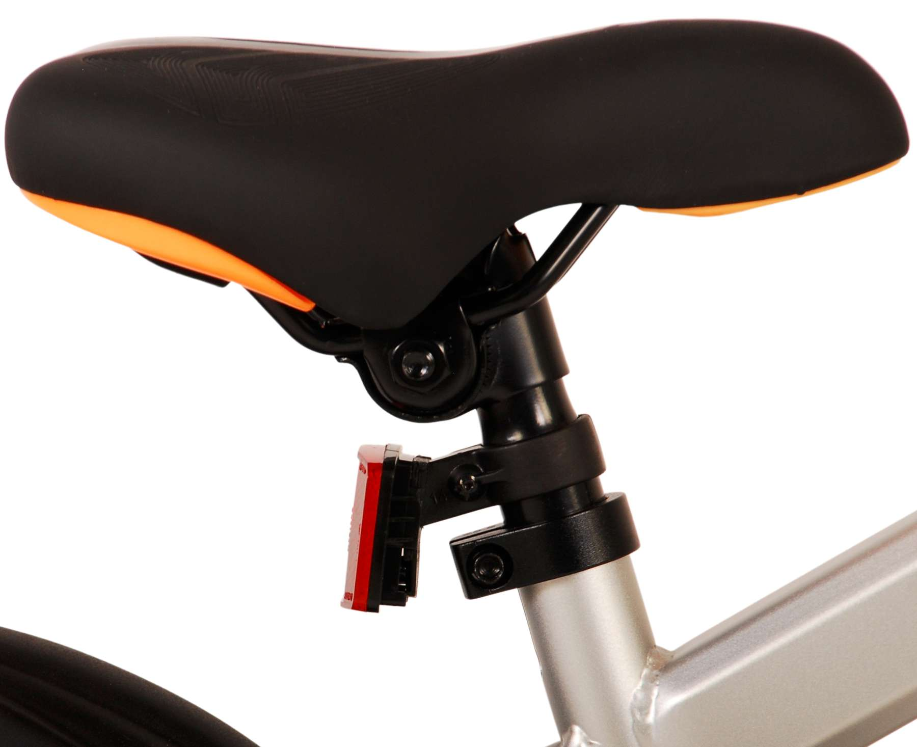Fahrradsattel mit schwarzer Oberseite und orangen Seiten. Roter Rückstrahler.