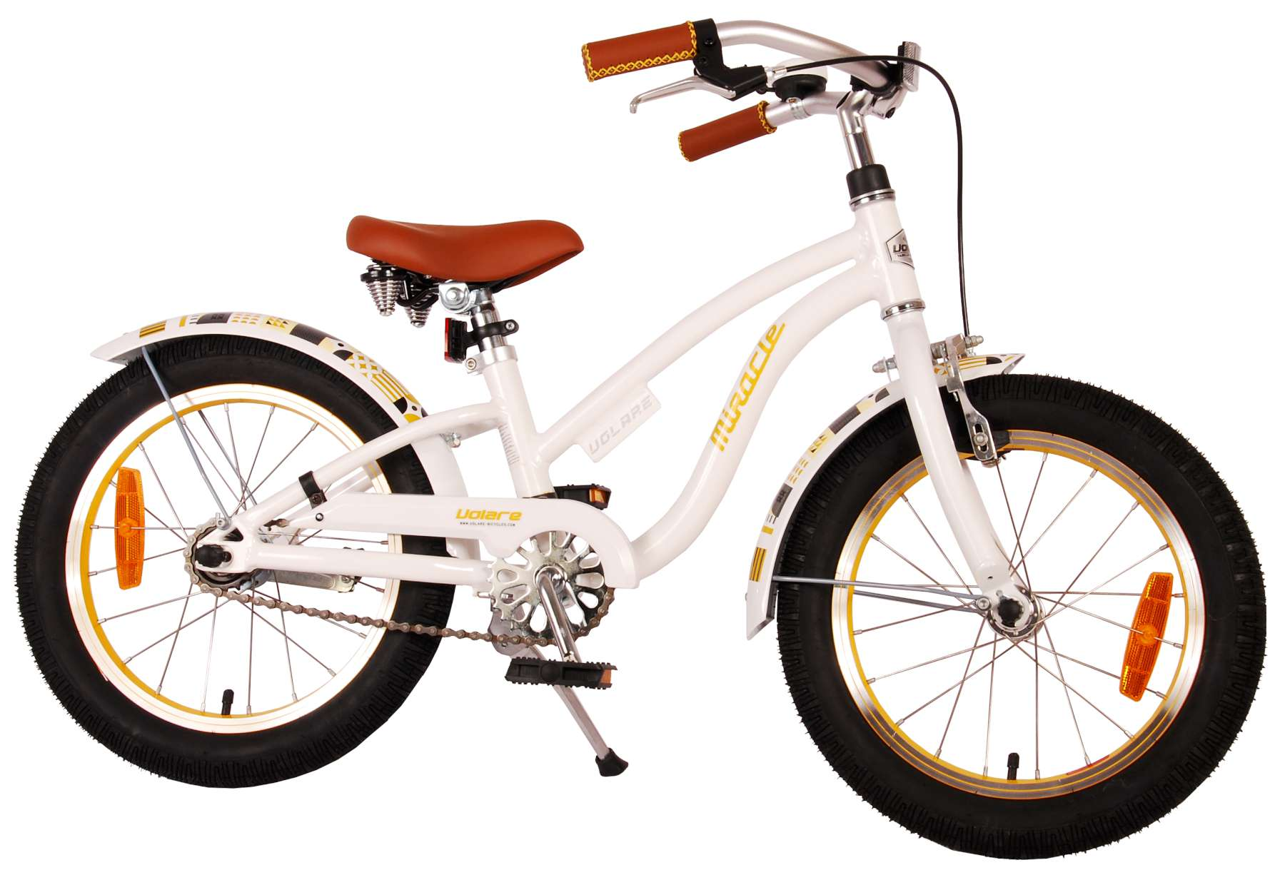 Weißes Fahrrad mit braunem Sattel, goldenen Felgen und braunem Lenker. Es hat einen Frontkorb und einen Heckträger.
