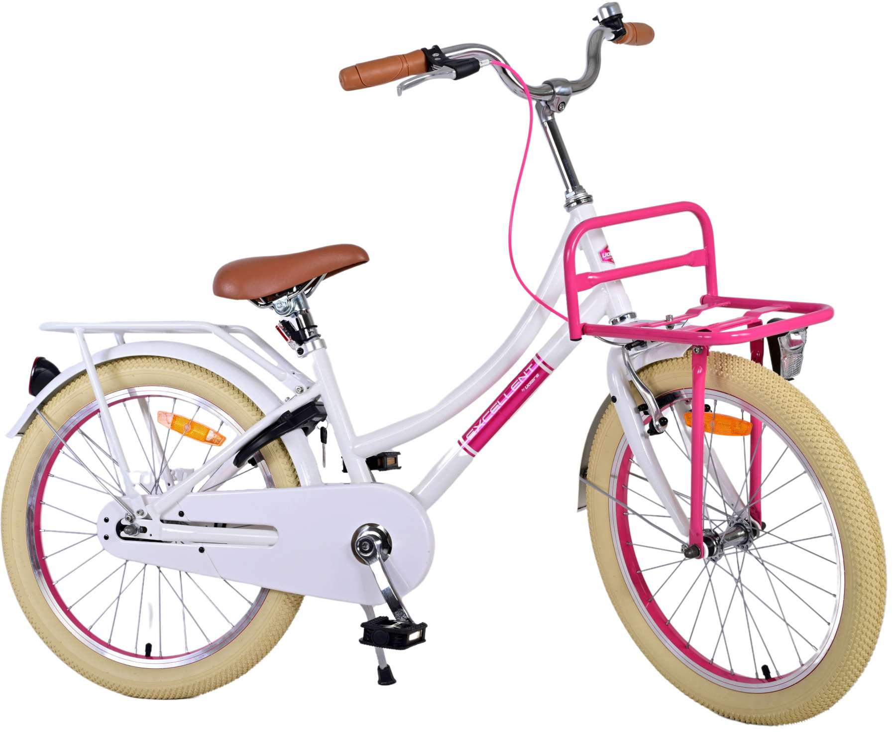 Weißes Kinderfahrrad mit rosa Akzenten, einem Korb und beigefarbenen Reifen. Das Fahrrad steht vor weißem Hintergrund.