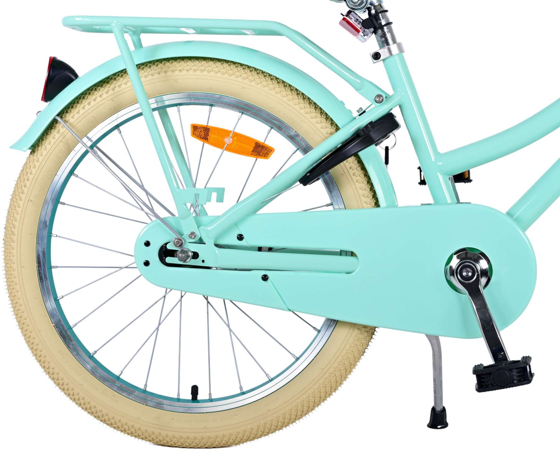 Ein mintgrünes Fahrrad mit hellbraunen Reifen, von hinten gesehen.