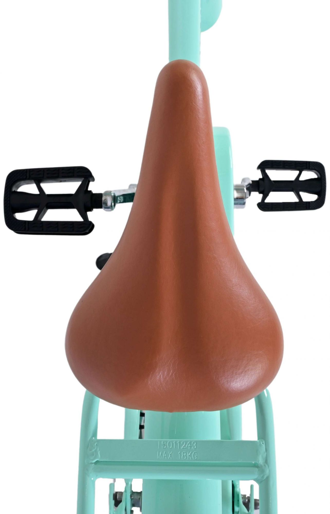 Ein brauner Fahrradsattel, Pedale und der Hinterrahmen eines Fahrrads. Der Hintergrund ist weiß.
