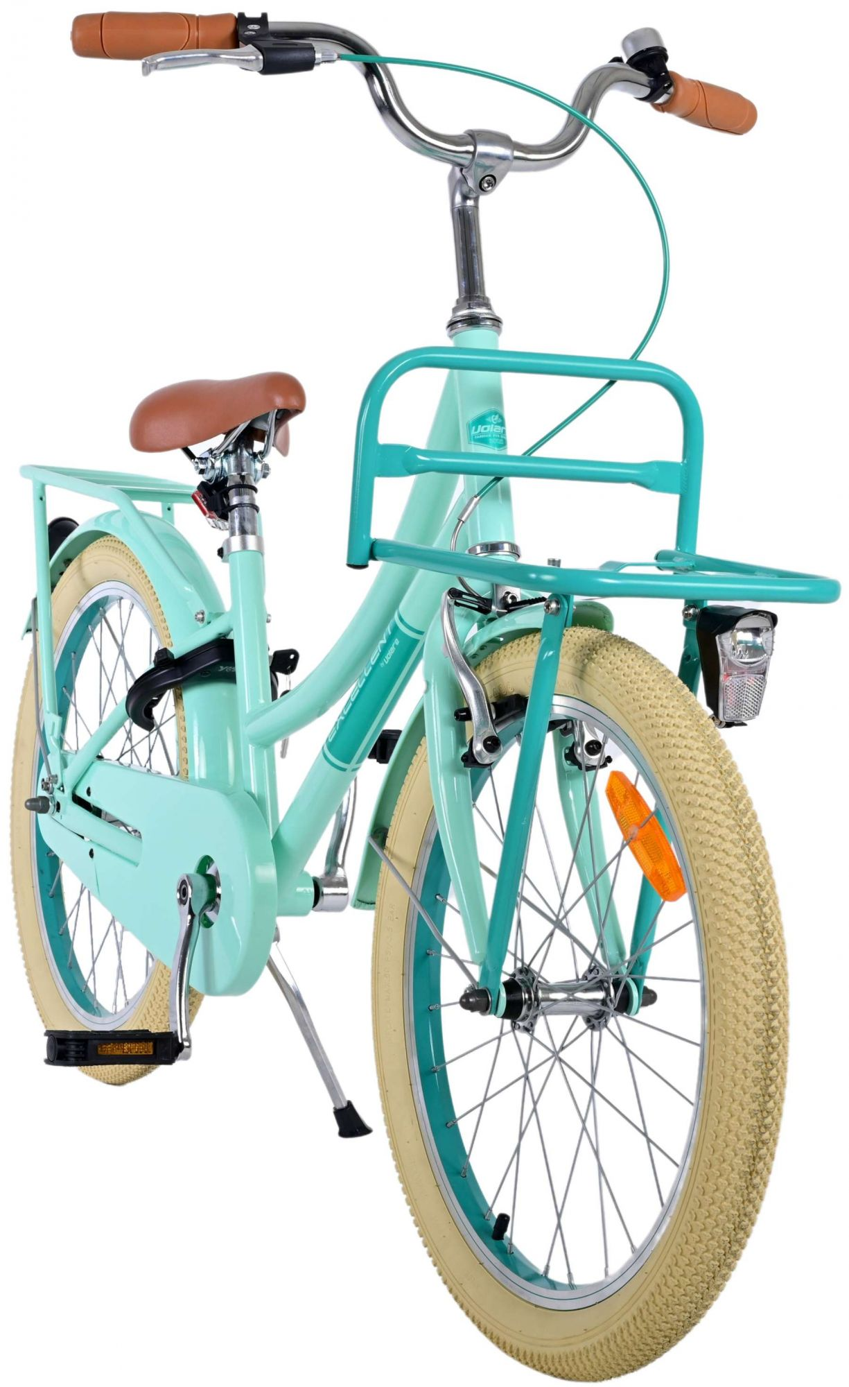 Minzgrünes Fahrrad mit einem Frontkorb, cremefarbenen Reifen und braunen Lenkergriffen.