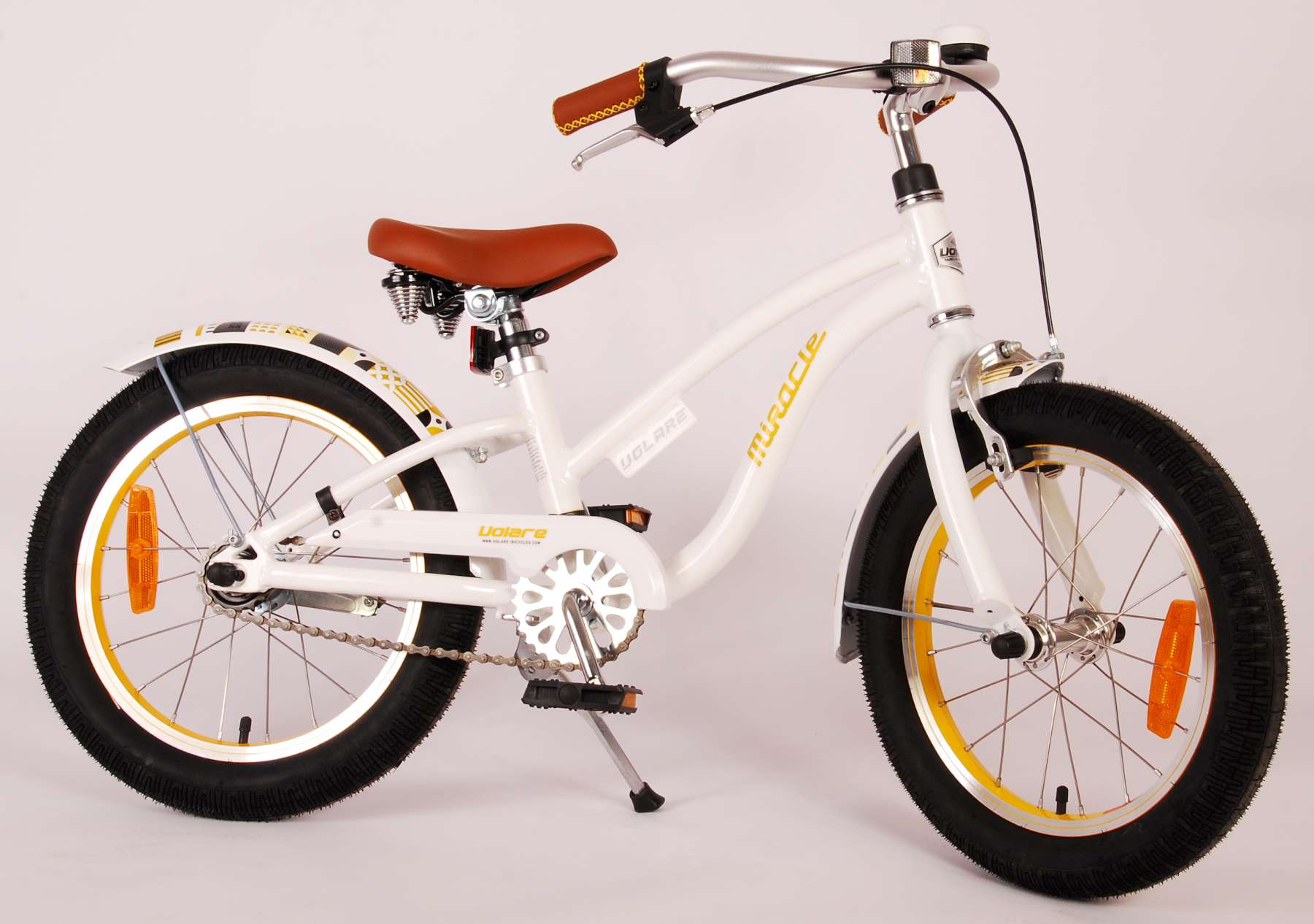 Weißes Fahrrad mit braunem Sitz und Griffen. Gelbe Akzente auf den Rädern. Die Marke ist Volare.