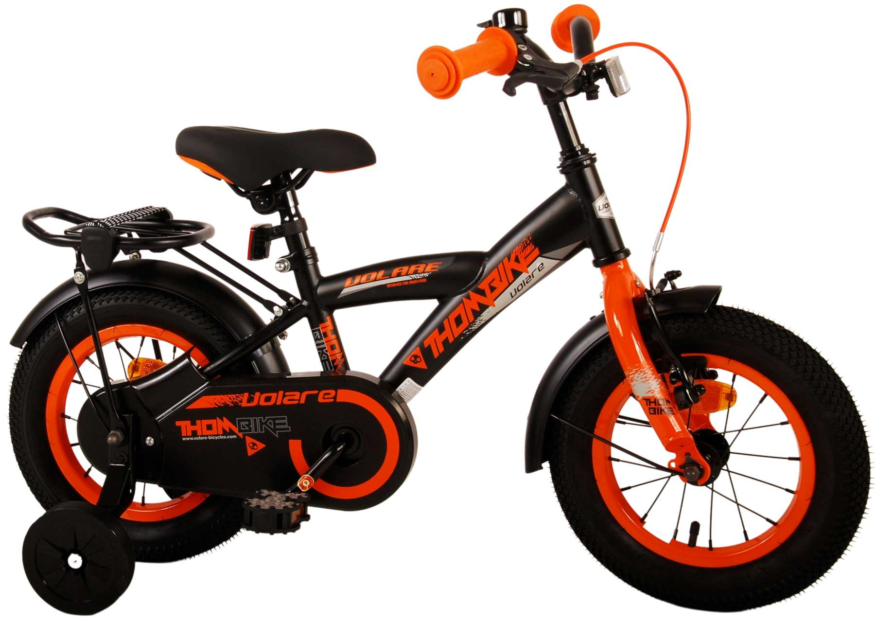 Schwarzes Kinderfahrrad mit orangefarbenen Akzenten. Hat Stützräder. Auf dem Fahrrad steht 'Thon Bike'.