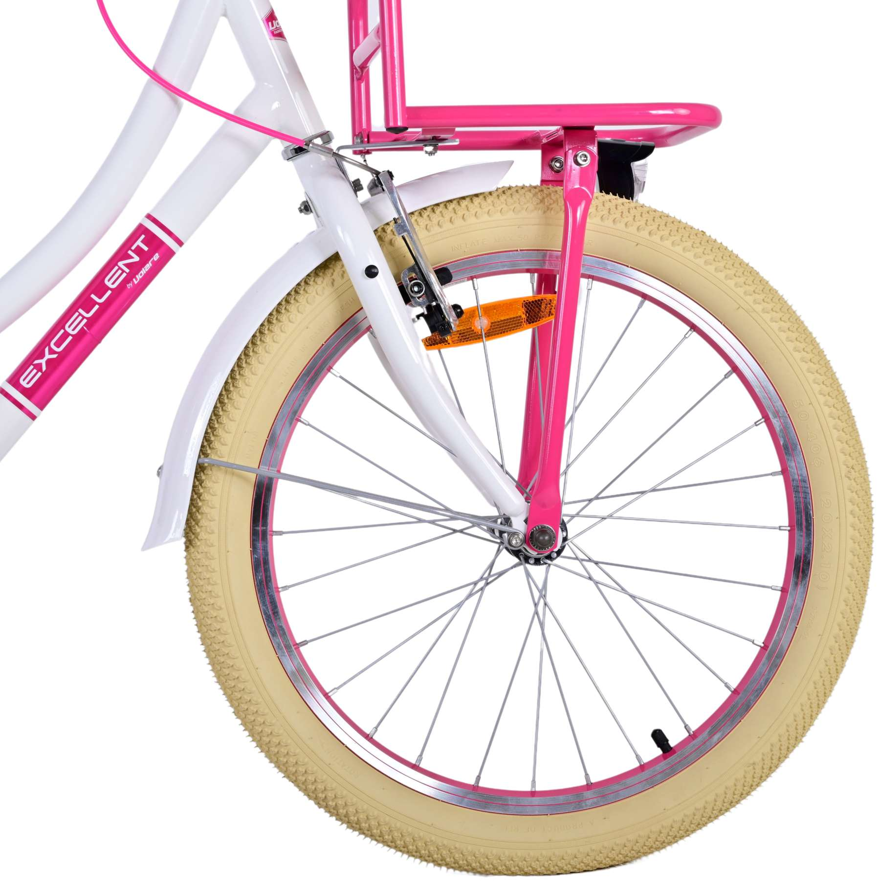 Weißes und rosa Fahrradrad. Rosa Akzente am Rahmen und ein weißer Kotflügel. Beiger Reifen.
