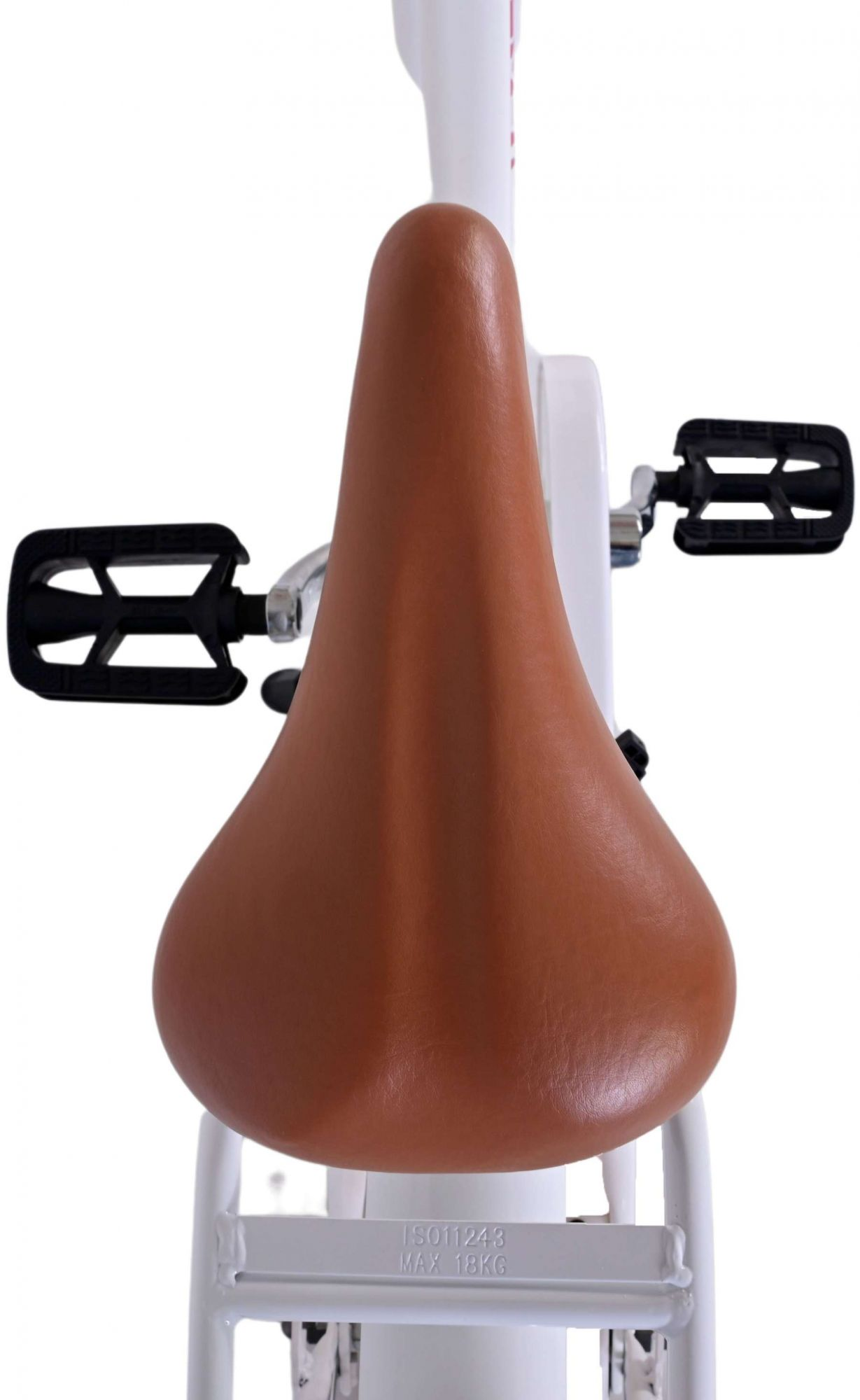 Brauner Fahrradsattel. Der Sattel ist braun und hat eine abgerundete Form. Er ist auf einem weißen Rahmen montiert.