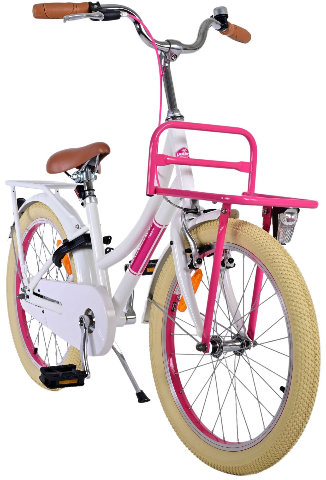 Weißes Fahrrad mit pinken Akzenten, einem Frontkorb und braunen Lenkern.