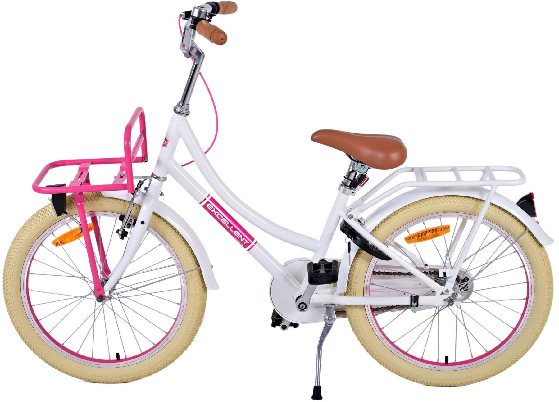 Weißes Fahrrad mit braunem Sitz und einem vorderen Korb. Weißer Hintergrund.
