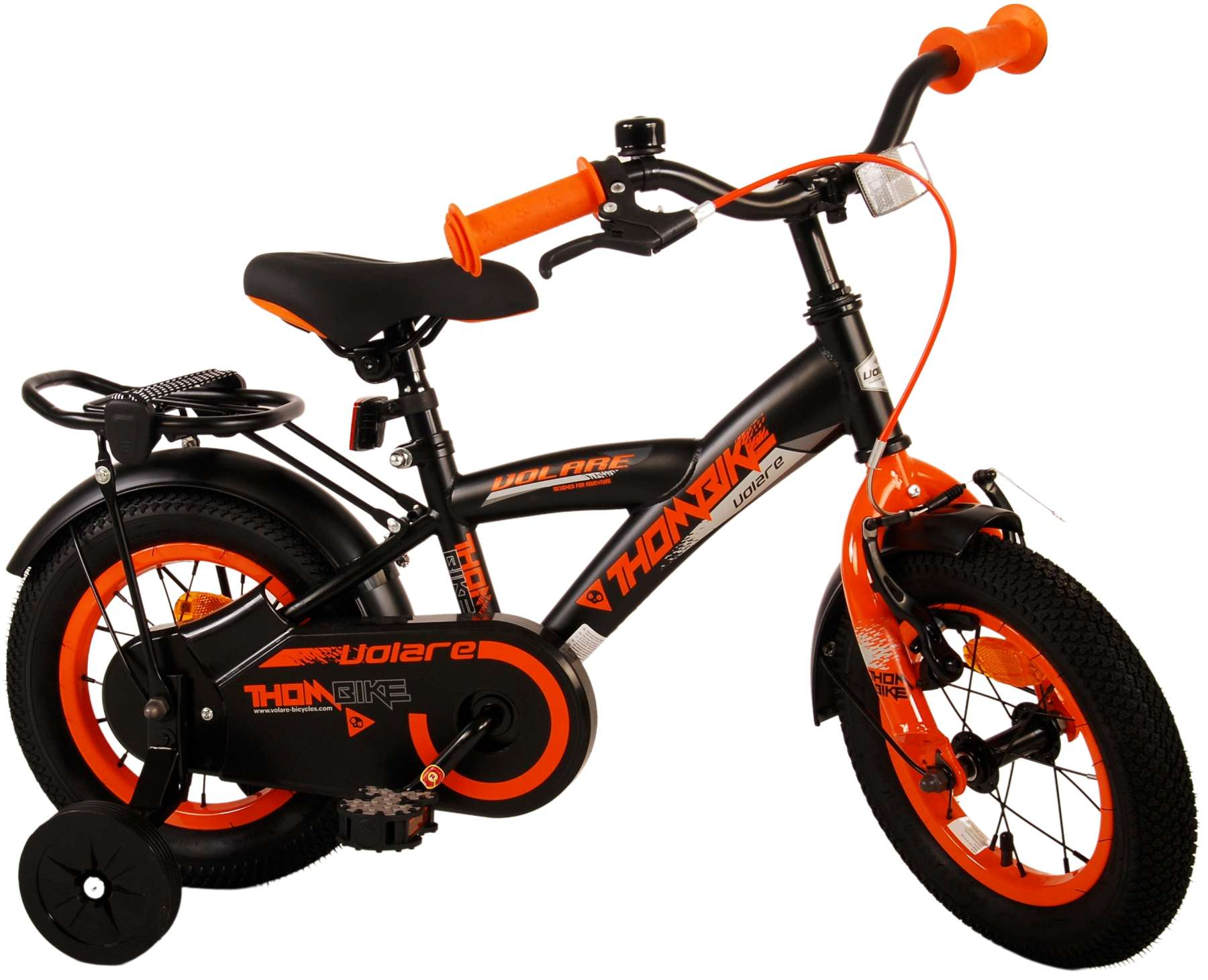 Ein schwarz-oranges Kinderfahrrad mit Stützrädern.