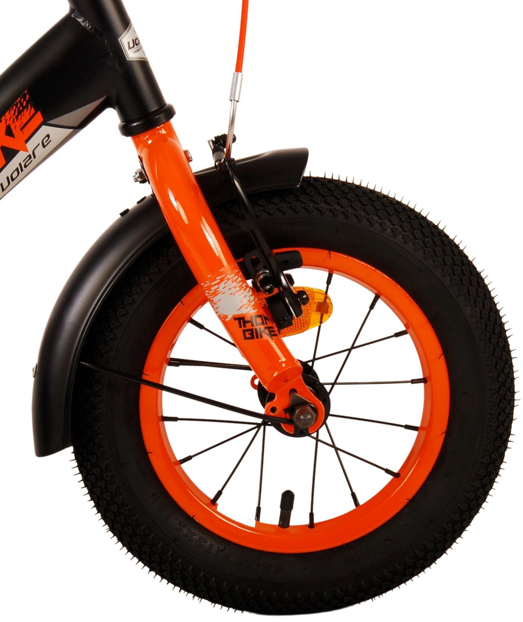 Nahaufnahme eines schwarz-orangenen Kinderfahrradrads. Der Reifen ist schwarz, die Felge orange.