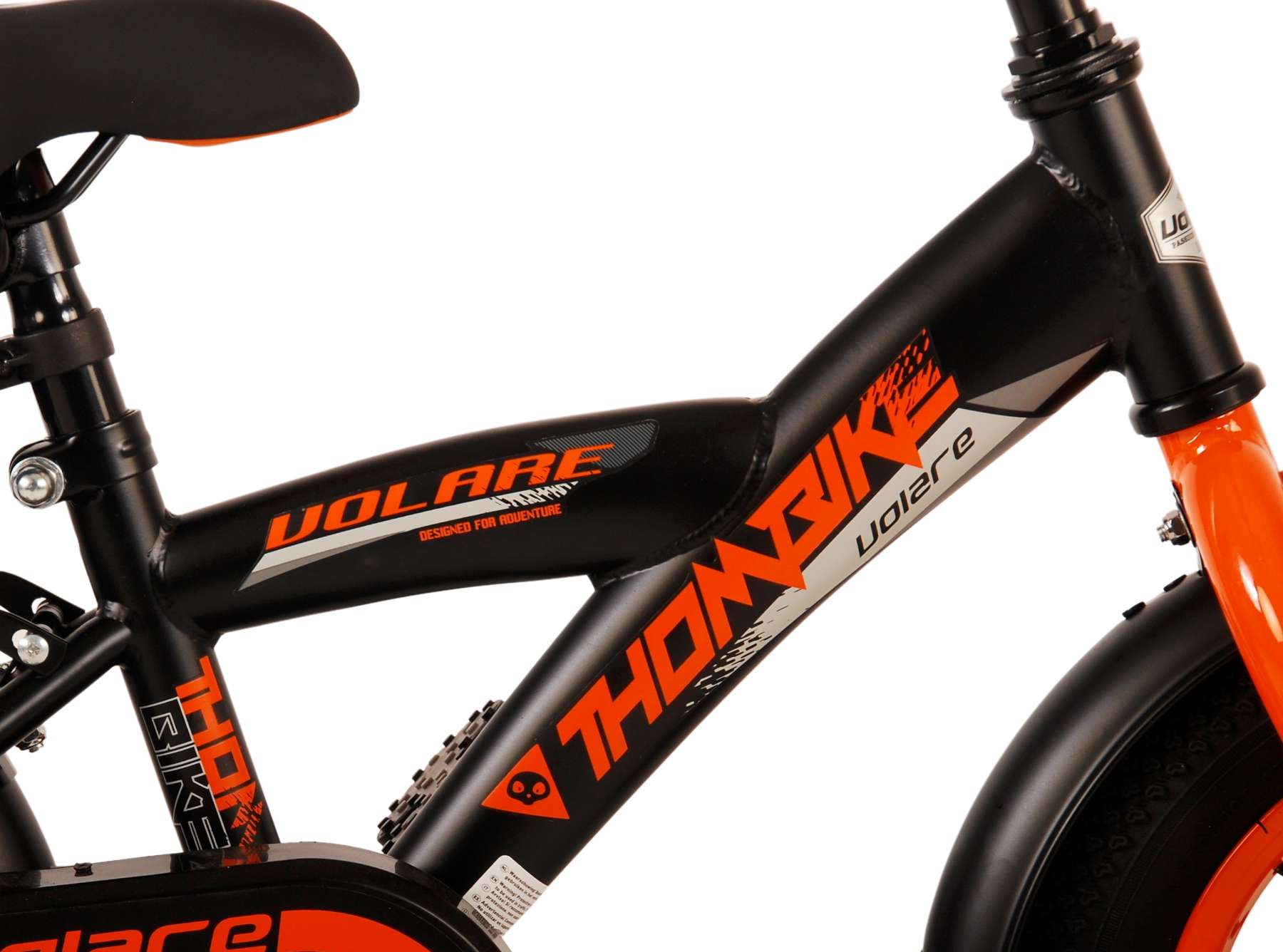 Nahaufnahme eines schwarzen Fahrradrahmens mit orangefarbenen und grauen Details. Das Fahrrad hat das Wort VOLARE.