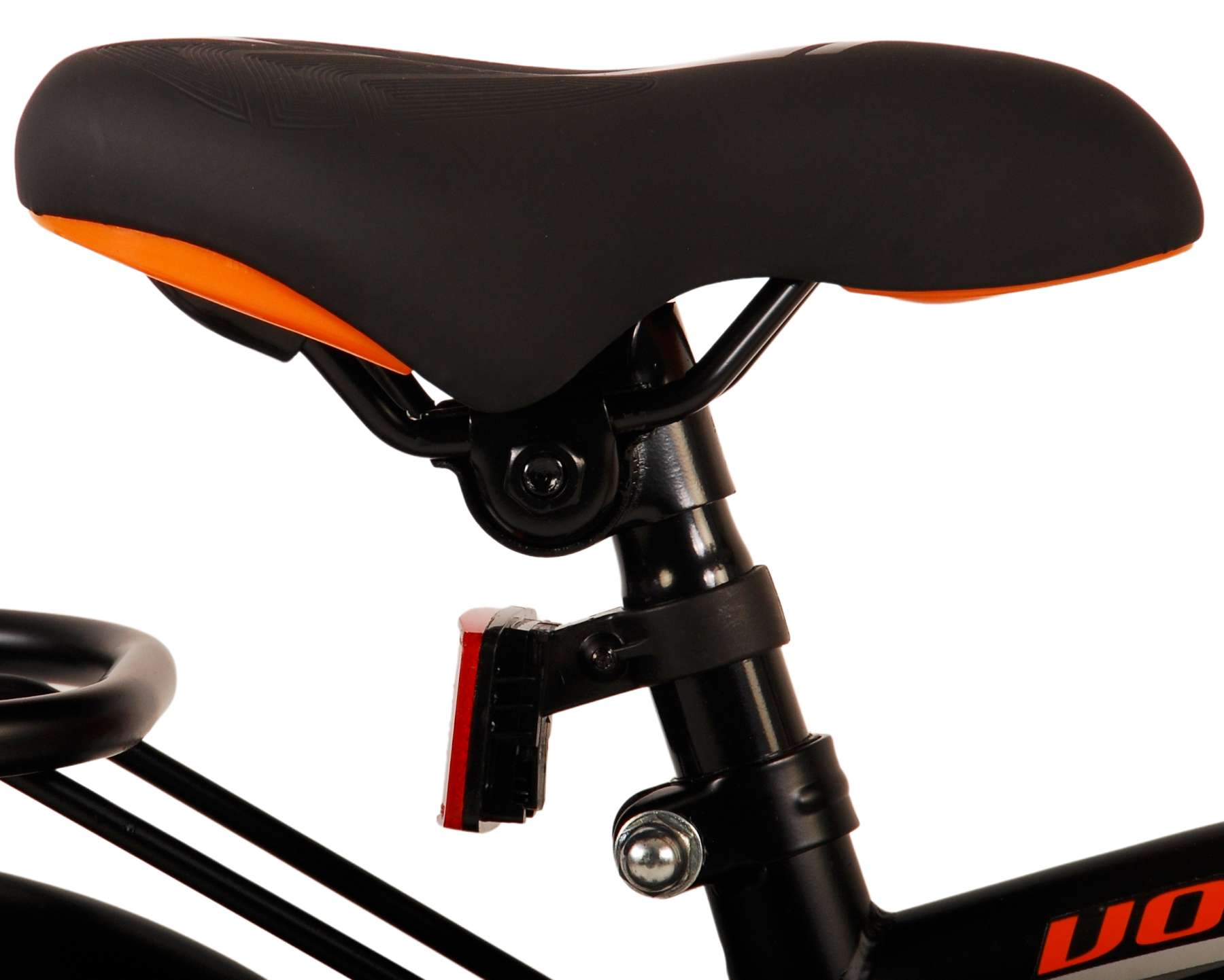 Fahrradsattel mit schwarzer Oberseite und orangen Seiten. Roter Rückstrahler.