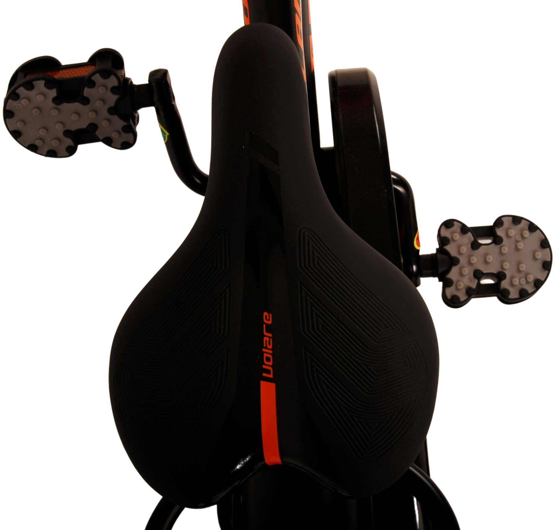 Ein schwarzer Fahrradsattel mit orangenem Streifen. Die Pedale sind ebenfalls sichtbar.