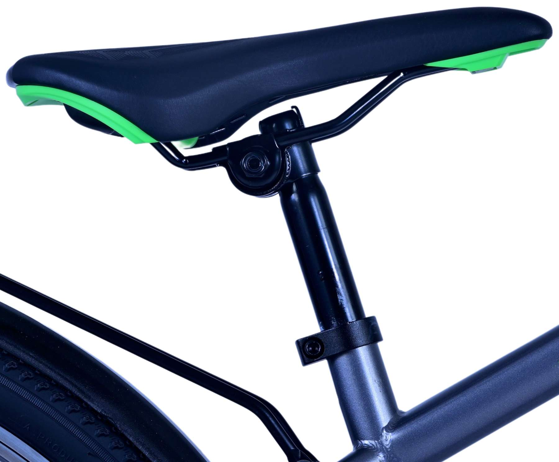 Schwarzer Fahrradsattel mit grünen Akzenten an den Seiten. Silberne Sattelstütze.