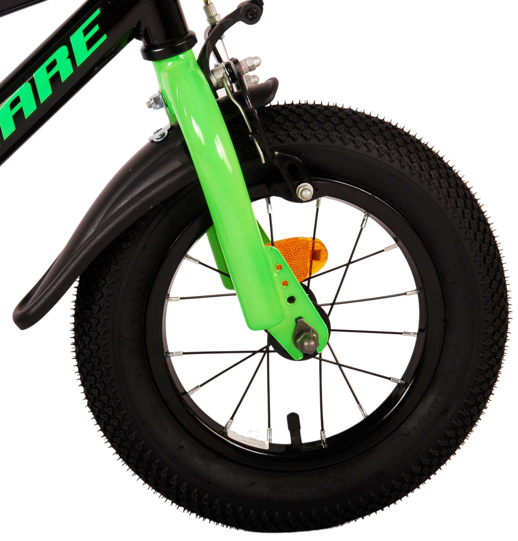 Grüne Vorderradgabel und Rad eines schwarzen Kinderfahrrads mit orangefarbenem Reflektor.