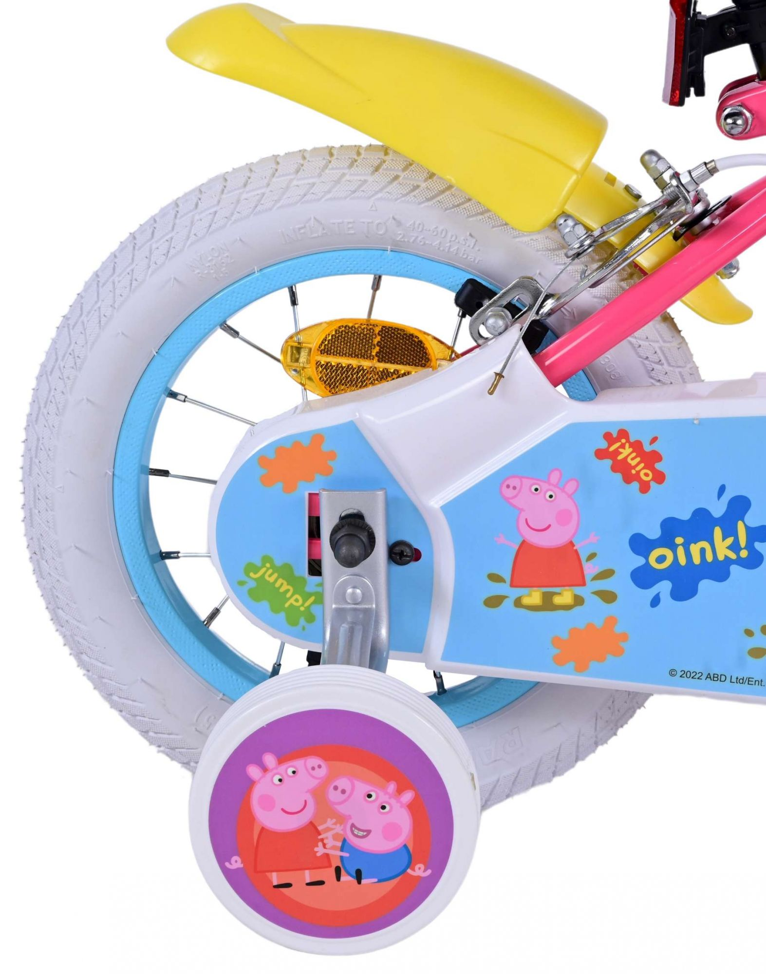 Nahaufnahme eines rosa-gelben Kinderfahrradrads mit Peppa Wutz-Grafiken.