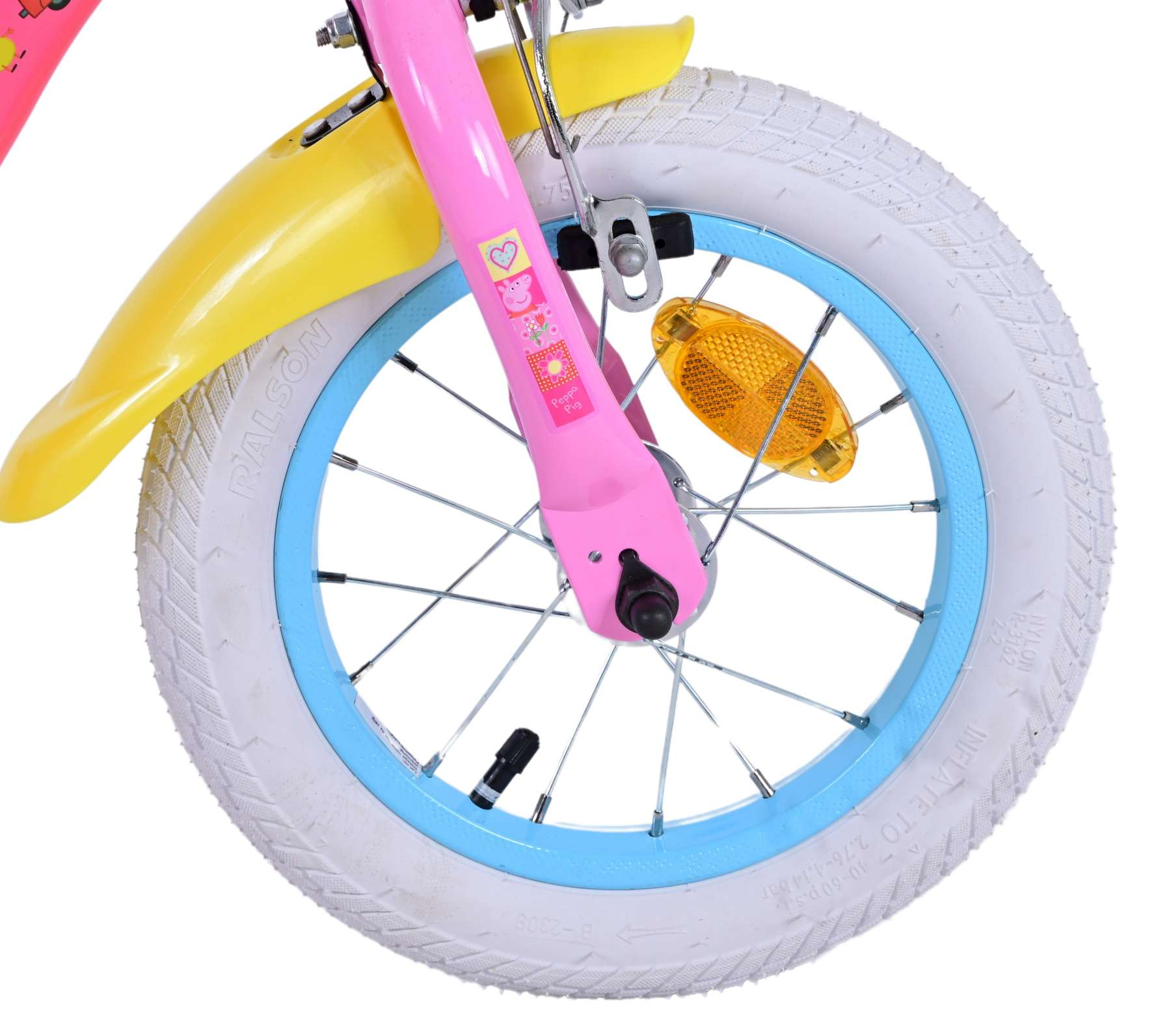 Vorderrad eines pinken Fahrrades mit gelbem Kotflügel und weißem Reifen mit blauem Rand. Oranger Reflektor.