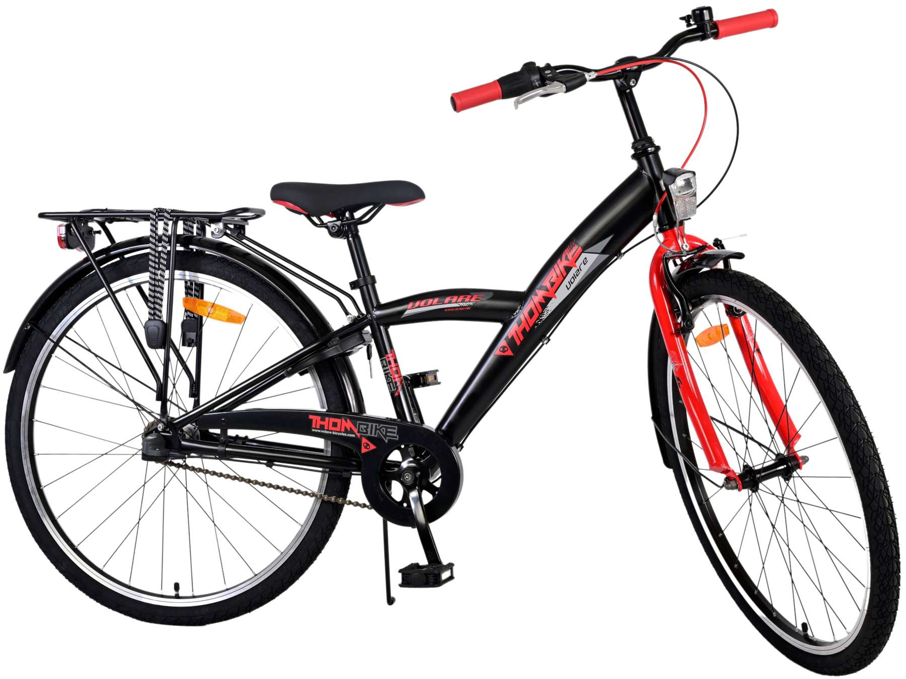 Schwarz-rotes Fahrrad mit schwarzem Gepäckträger, schwarzem Sattel und roten Lenkern auf weißem Hintergrund.