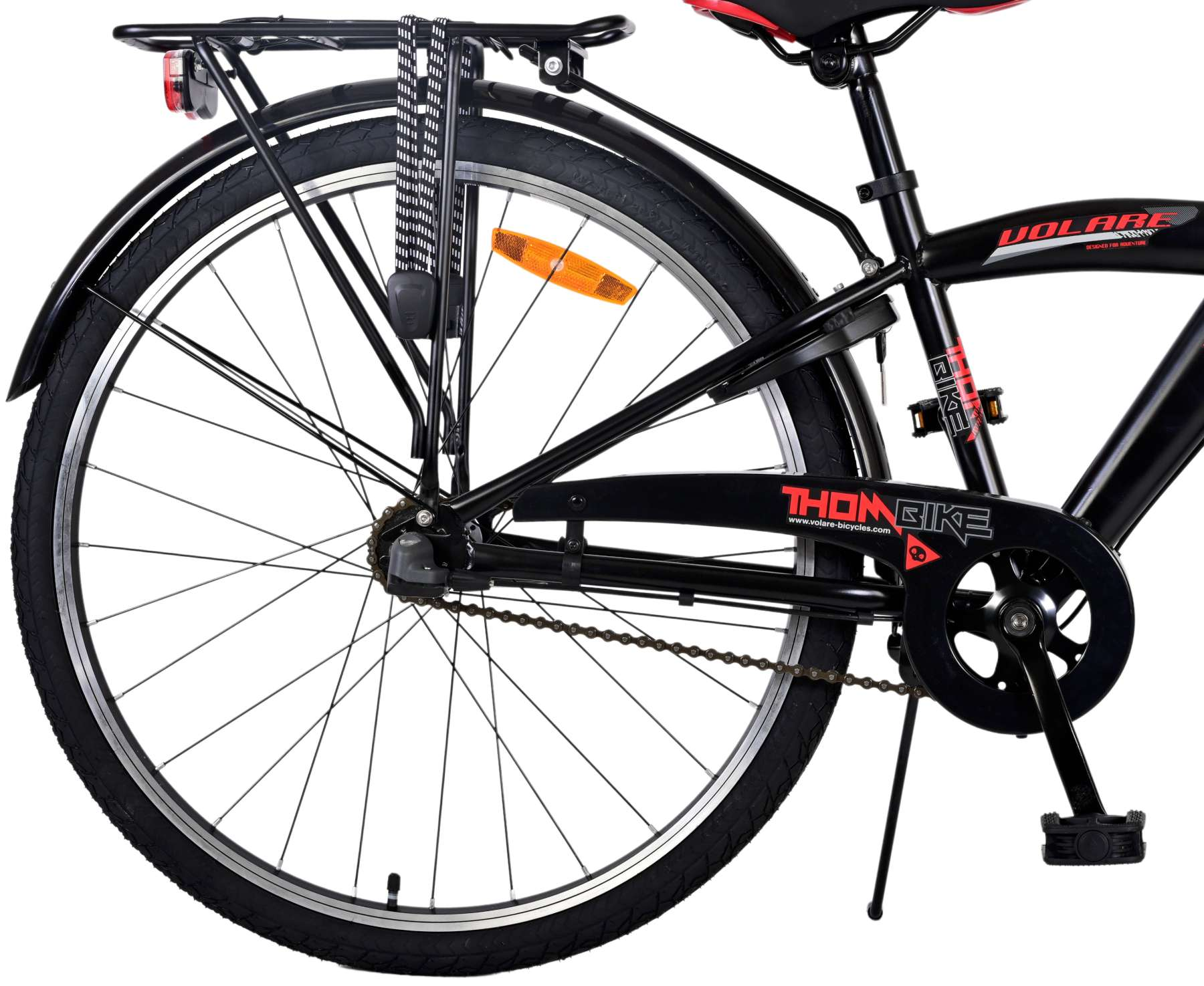 Schwarzes Fahrrad mit Gepäckträger und Schloss. Das Hinterrad ist sichtbar.