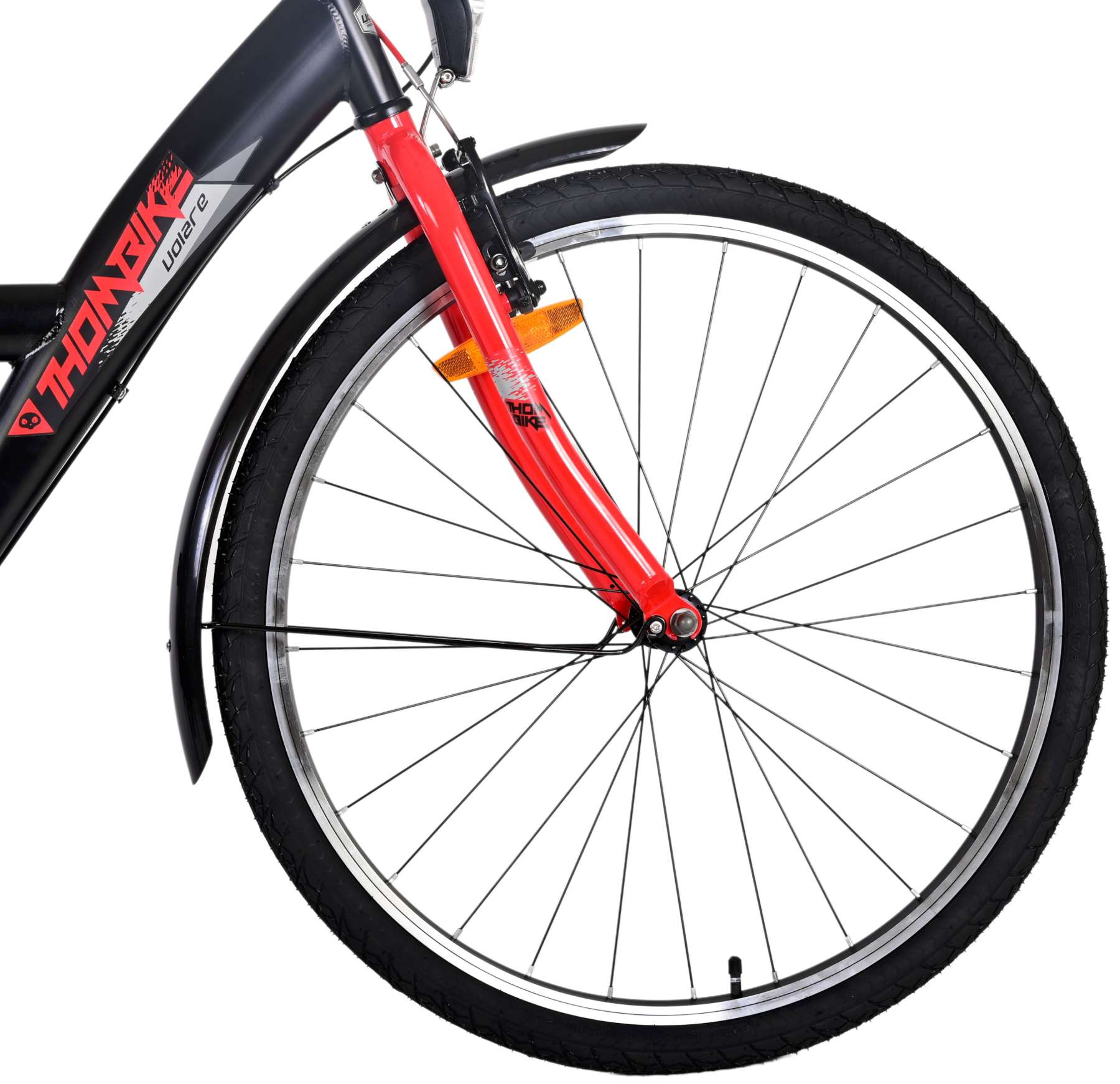 Schwarzes Fahrrad-Vorderrad mit roter Gabel und Schutzblech.